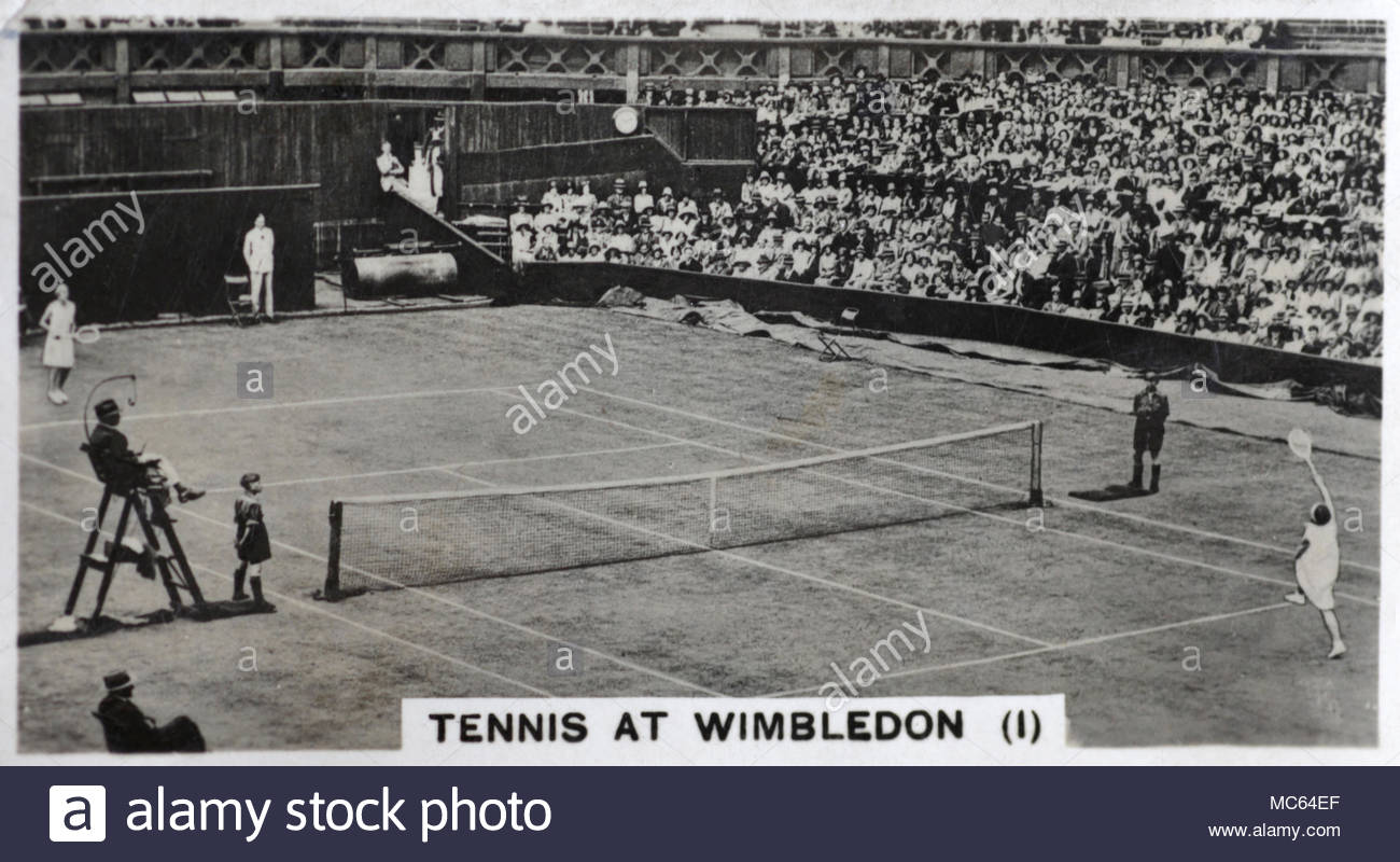 Il tennis a Wimbledon - La signora Betty Nuthall gioca contro Miss Jacobs in un signore sceglie il match sul campo centrale di Wimbledon nel 1932 Foto Stock