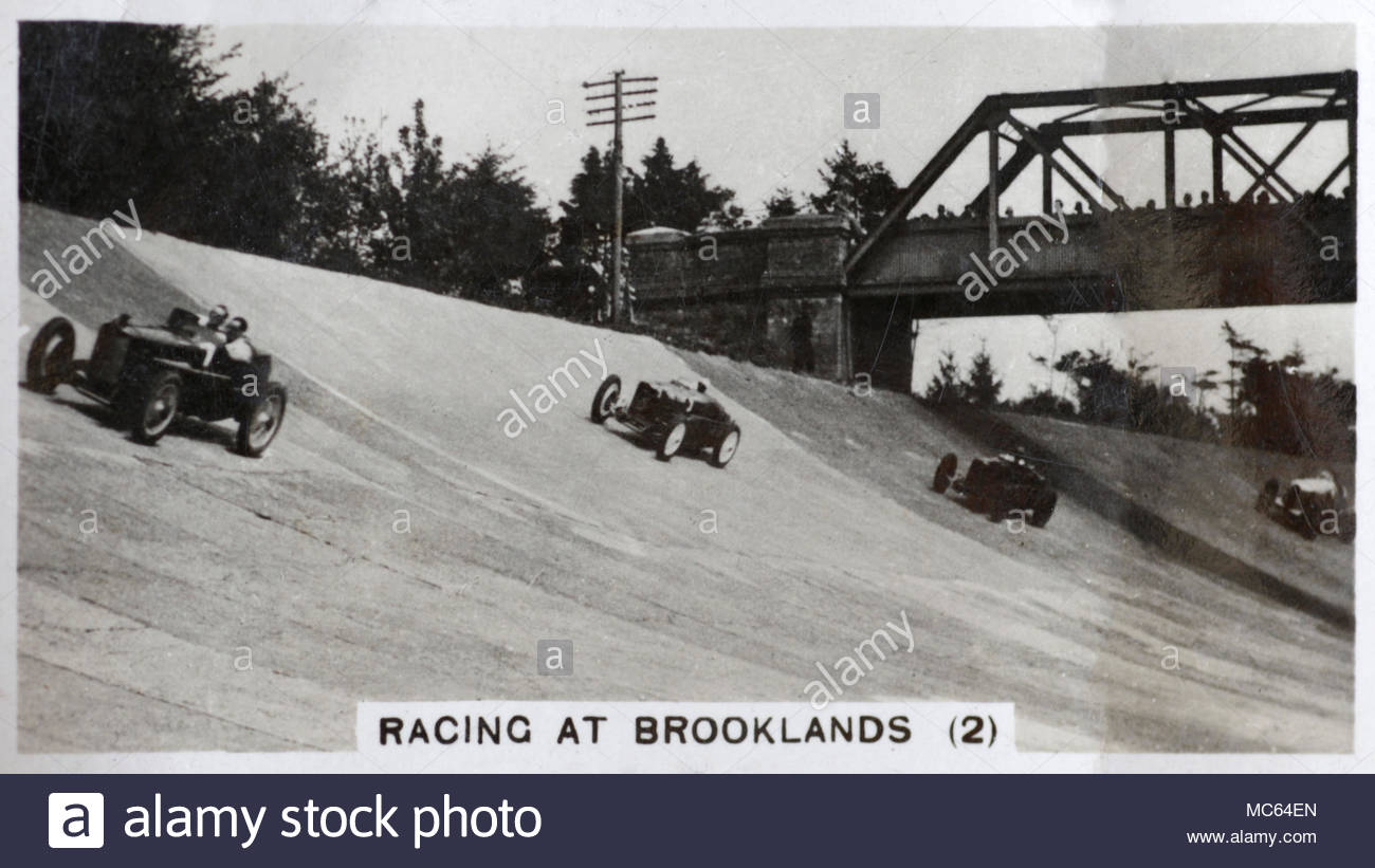 Racing a Brooklands - un momento durante la gara per il vaso d'oro conquistato da irlandese Kaye Don nel 1932 Foto Stock