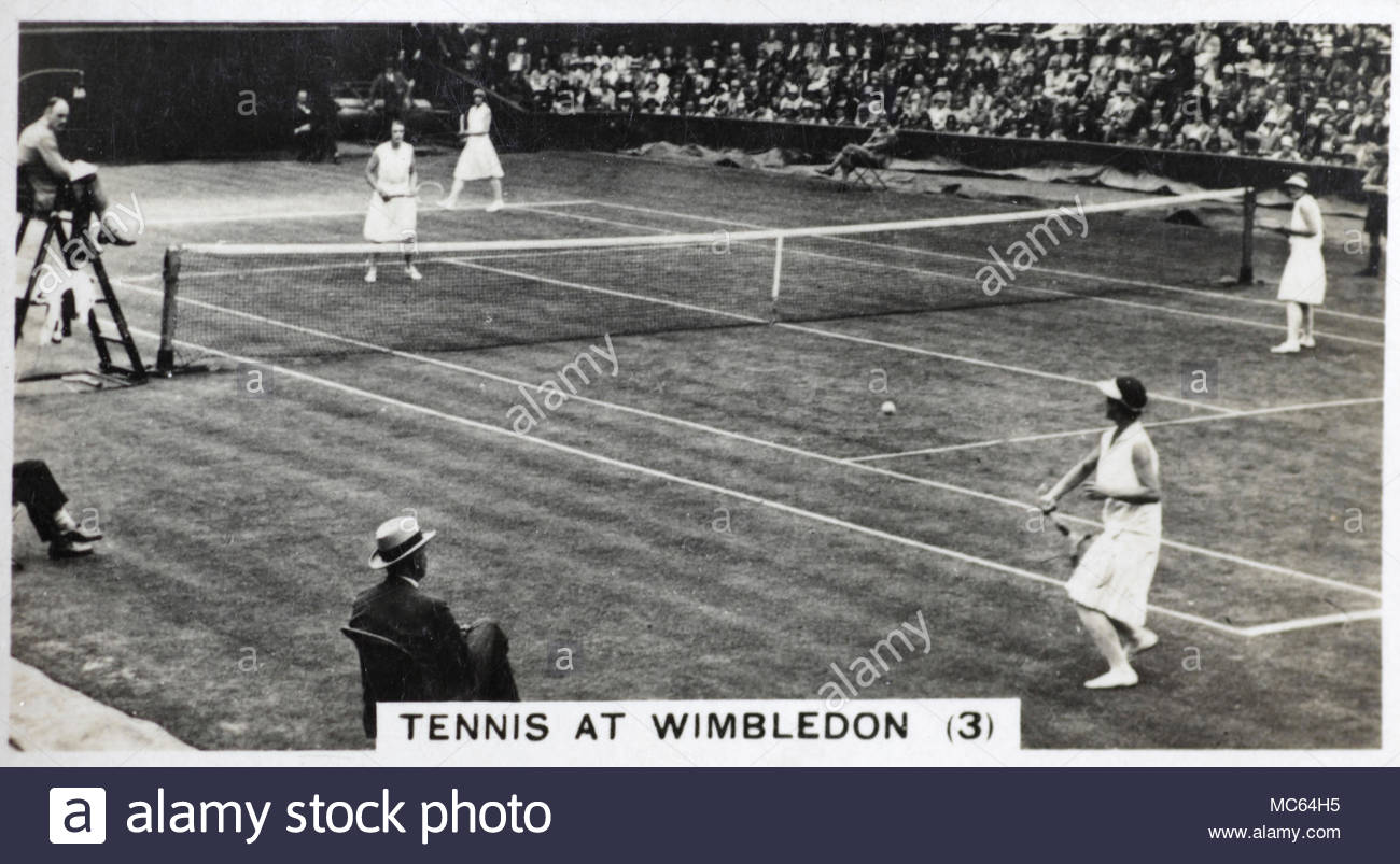 Il tennis a Wimbledon - onorevole Helen Wills-Moody gioca una partita sul Centre Court nel Signore raddoppia al 1932 Torneo di Wimbledon Foto Stock