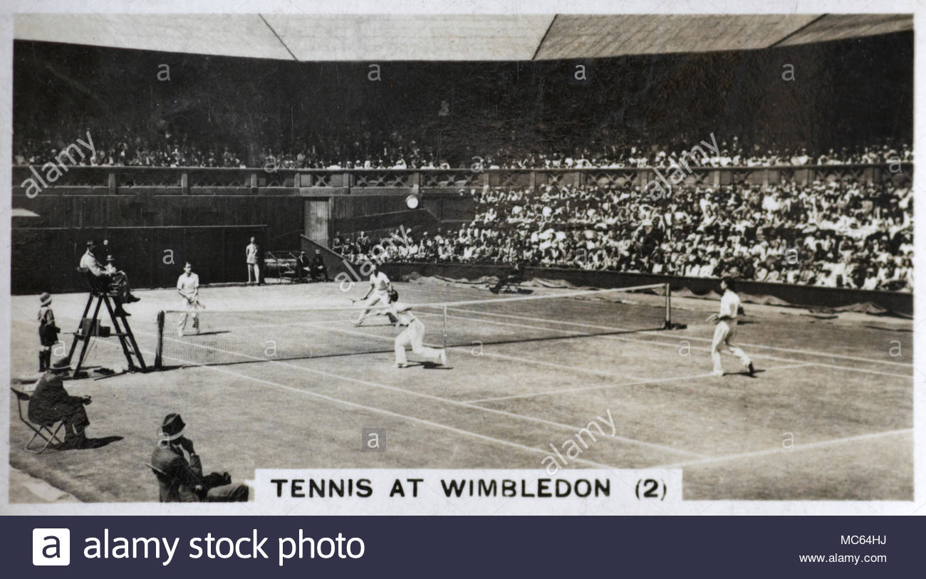 Tennis su prato a Wimbledon - Fred Perry gioca sul campo centrale la sua semifinale di doppio di Gent ai Campionati di Wimbledon 1932 Foto Stock