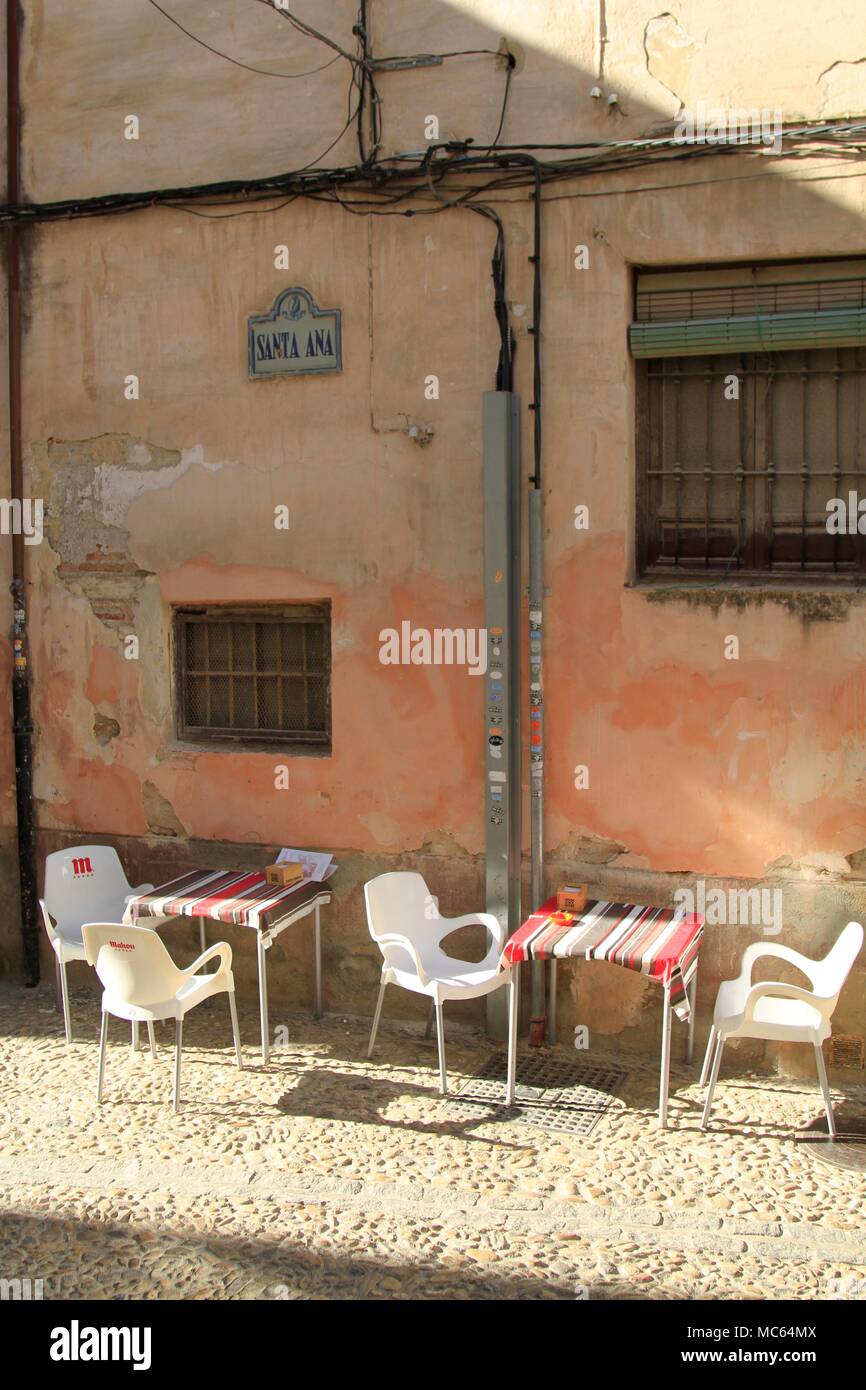 Sul lato della strada tavoli presso un ristorante a Granada, Andalusia, Spagna Foto Stock