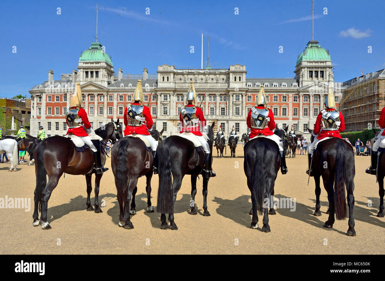 Londra, Inghilterra, Regno Unito. Mattina Cambio della guardia sulla sfilata delle Guardie a Cavallo Foto Stock