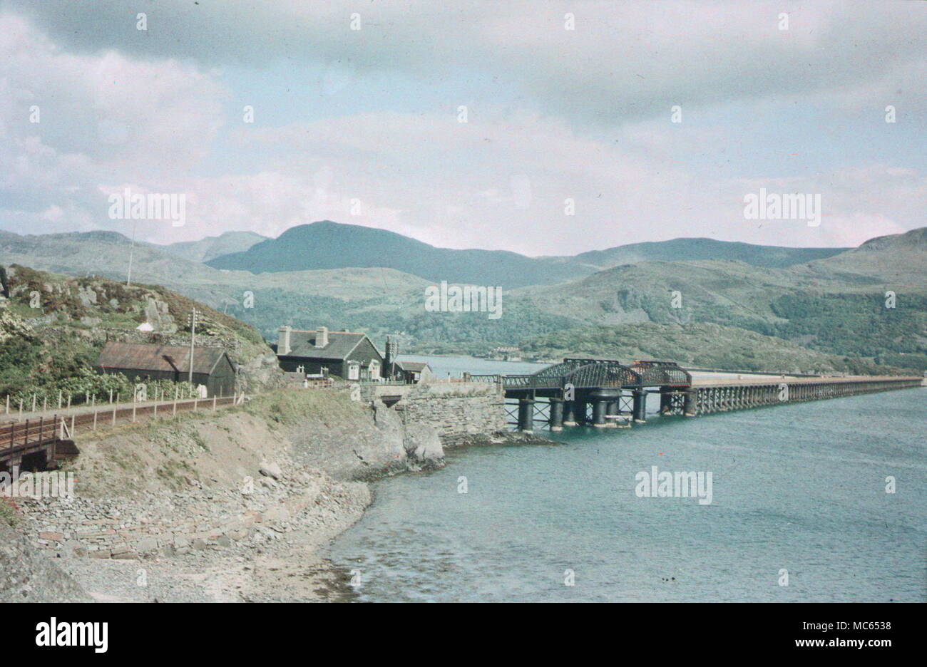 AJAXNETPHOTO. 1930S (circa). Blaenau Ffestiniog, MERIONETHSHIRE, Wales, Regno Unito. - Guardando attraverso l'estuario con il ponte della ferrovia; vista EFFETTUATA CON INIZIO DUFAY FILM colore. Fotografo:sconosciuto © IMMAGINE DIGITALE COPYRIGHT VINTAGE AJAX Picture Library Fonte: AJAX FOTO VINTAGE COLLEZIONE REF:(C)AVL DUF 1911 02 Foto Stock