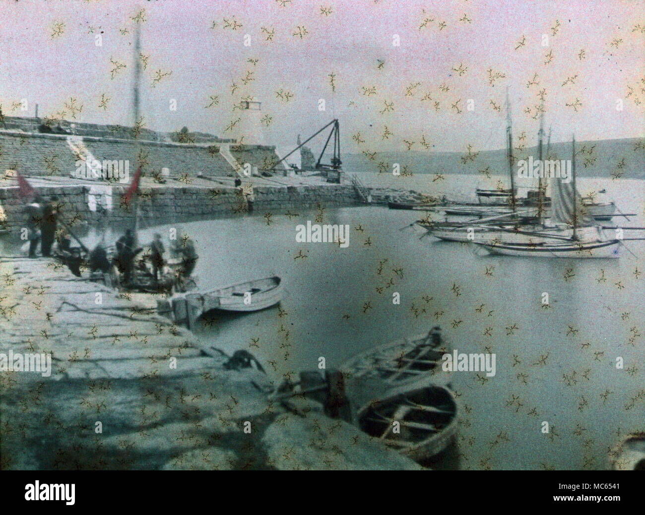 AJAXNETPHOTO. 1911 (circa). MERIONETHSHIRE, Wales, Regno Unito. - Vista EFFETTUATA CON INIZIO AUTOCHROME FILM colore. Fotografo:sconosciuto © IMMAGINE DIGITALE COPYRIGHT VINTAGE AJAX Picture Library Fonte: AJAX FOTO VINTAGE COLLEZIONE REF:(C)AVL ACHM 1911 11 Foto Stock