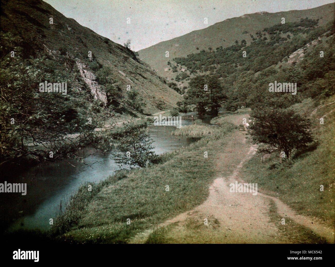 AJAXNETPHOTO. 1920 s (CIRCA). MERIONETHSHIRE, GALLES, REGNO UNITO. - VISTA FATTA CON LA PRIMA PELLICOLA A COLORI AUTOCHROME. FOTOGRAFO:UNKNOWN © COPYRIGHT IMMAGINE DIGITALE AJAX FONTE LIBRERIA IMMAGINI VINTAGE: AJAX RACCOLTA DI IMMAGINI VINTAGE RIF:(C)AVL ACHM 1911 12 Foto Stock