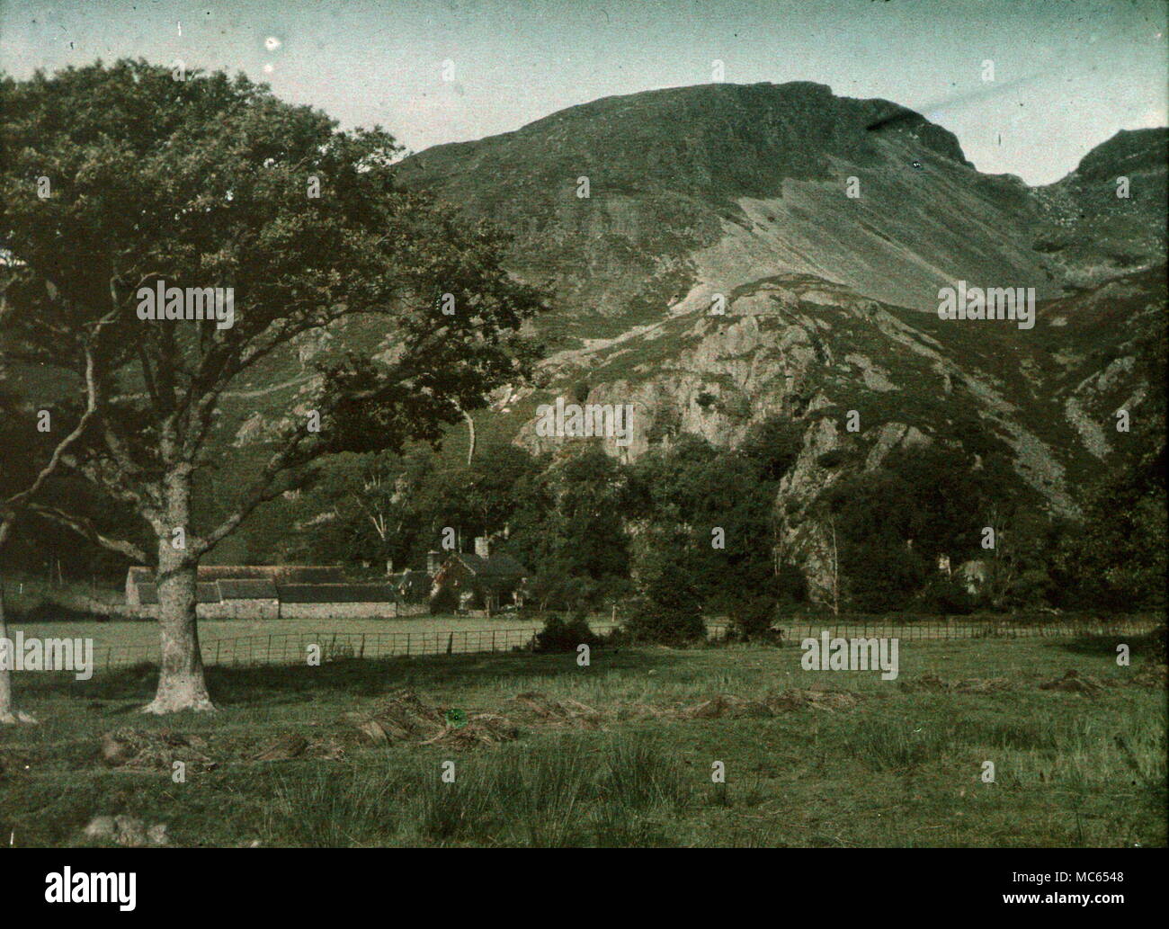 AJAXNETPHOTO. 1920 s (CIRCA). MERIONETHSHIRE, GALLES, REGNO UNITO. - VISTA FATTA CON LA PRIMA PELLICOLA A COLORI AUTOCHROME. FOTOGRAFO:UNKNOWN © COPYRIGHT IMMAGINE DIGITALE AJAX FONTE LIBRERIA IMMAGINI D'EPOCA: AJAX RACCOLTA DI IMMAGINI D'EPOCA RIF:(C)AVL ACHM 1911 15 Foto Stock