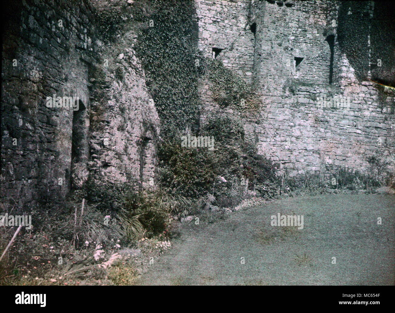 AJAXNETPHOTO. 1920 s (CIRCA). MERIONETHSHIRE, GALLES, REGNO UNITO. - VISTA FATTA CON LA PRIMA PELLICOLA A COLORI AUTOCHROME. FOTOGRAFO:UNKNOWN © COPYRIGHT IMMAGINE DIGITALE AJAX FONTE LIBRERIA IMMAGINI D'EPOCA: AJAX RACCOLTA DI IMMAGINI D'EPOCA RIF:(C)AVL ACHM 1911 20 Foto Stock