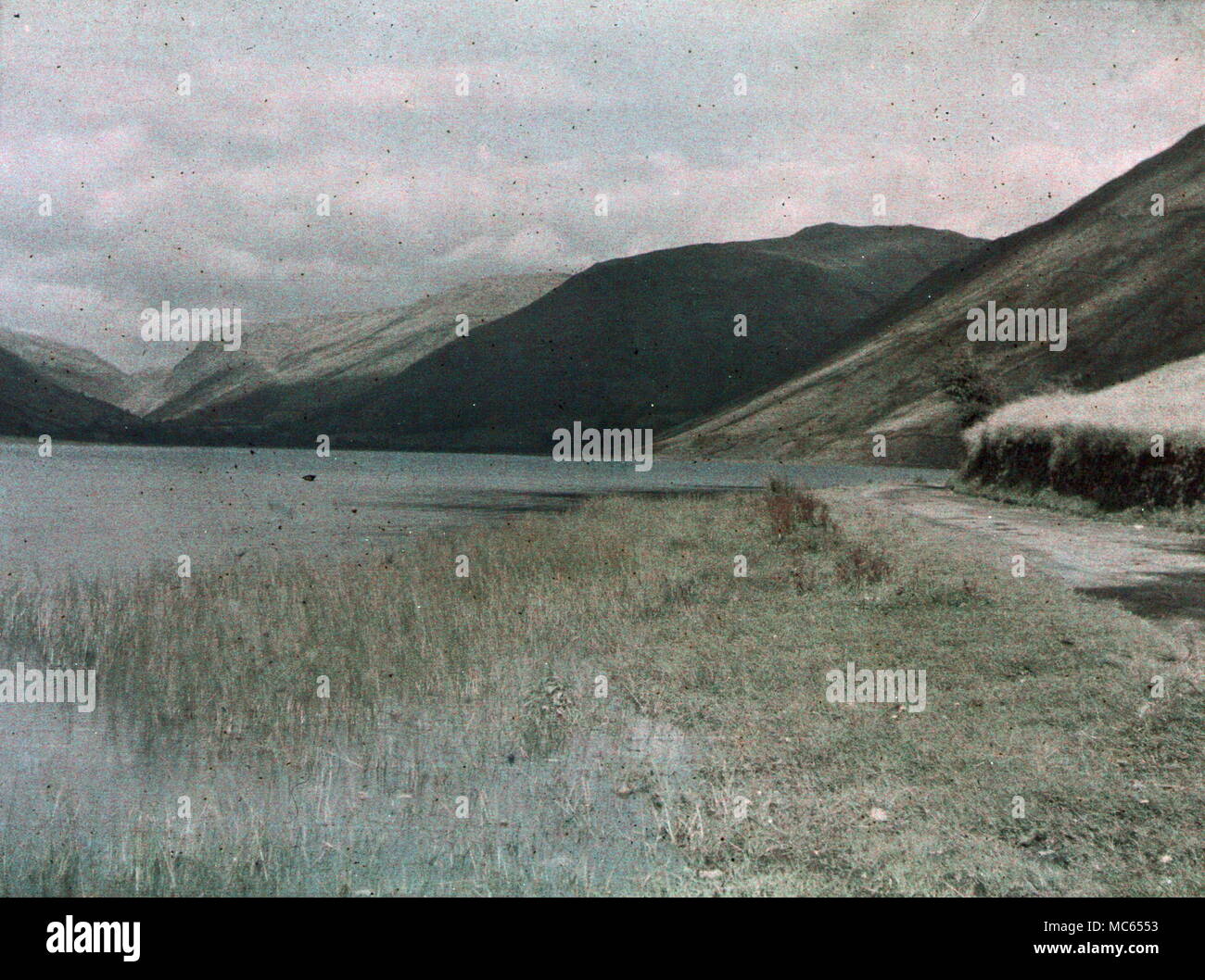 AJAXNETPHOTO. 1920 s (CIRCA). MERIONETHSHIRE, GALLES, REGNO UNITO. - VISTA FATTA CON LA PRIMA PELLICOLA A COLORI AUTOCHROME. FOTOGRAFO:UNKNOWN © COPYRIGHT IMMAGINE DIGITALE AJAX FONTE LIBRERIA IMMAGINI VINTAGE: AJAX RACCOLTA DI IMMAGINI VINTAGE RIF:(C)AVL ACHM 1911 34 Foto Stock