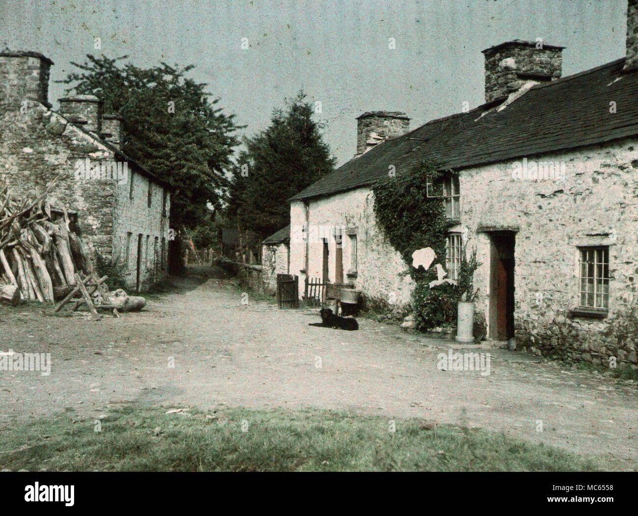 AJAXNETPHOTO. 1920 s (CIRCA). MERIONETHSHIRE, GALLES, REGNO UNITO. - VISTA FATTA CON LA PRIMA PELLICOLA A COLORI AUTOCHROME. FOTOGRAFO:UNKNOWN © COPYRIGHT IMMAGINE DIGITALE AJAX FONTE LIBRERIA IMMAGINI VINTAGE: AJAX RACCOLTA DI IMMAGINI VINTAGE RIF:(C)AVL ACHM 1911 36 Foto Stock