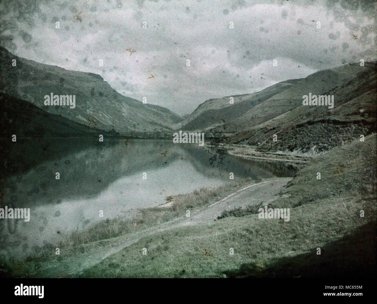 AJAXNETPHOTO. 1920 s (CIRCA). MERIONETHSHIRE, GALLES, REGNO UNITO. - VISTA FATTA CON LA PRIMA PELLICOLA A COLORI AUTOCHROME. FOTOGRAFO:UNKNOWN © COPYRIGHT IMMAGINE DIGITALE AJAX FONTE LIBRERIA IMMAGINI VINTAGE: AJAX RACCOLTA DI IMMAGINI VINTAGE RIF:(C)AVL ACHM 1911 50 Foto Stock