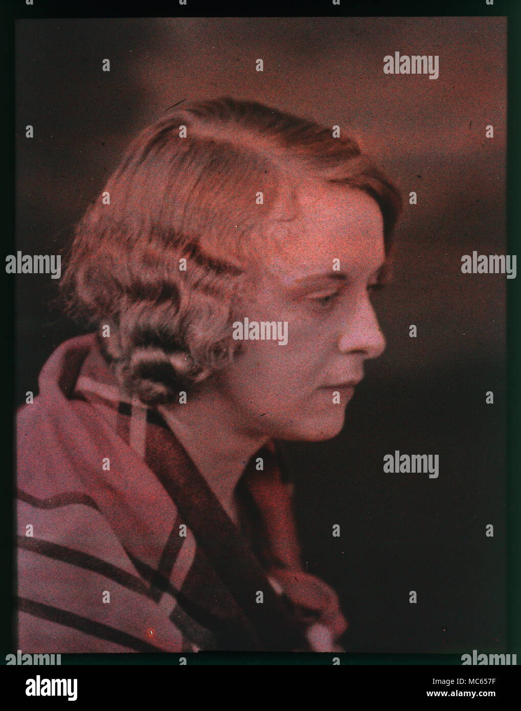 AJAXNETPHOTO. 1907-1920S (circa). Posizione sconosciuta. - Ritratto di una donna WEARLING uno scialle REALIZZATO CON PELLICOLA AUTOCHROME. fotografo:sconosciuto © IMMAGINE DIGITALE COPYRIGHT VINTAGE AJAX Picture Library Fonte: AJAX FOTO VINTAGE COLLEZIONE REF:ACHM010 Foto Stock