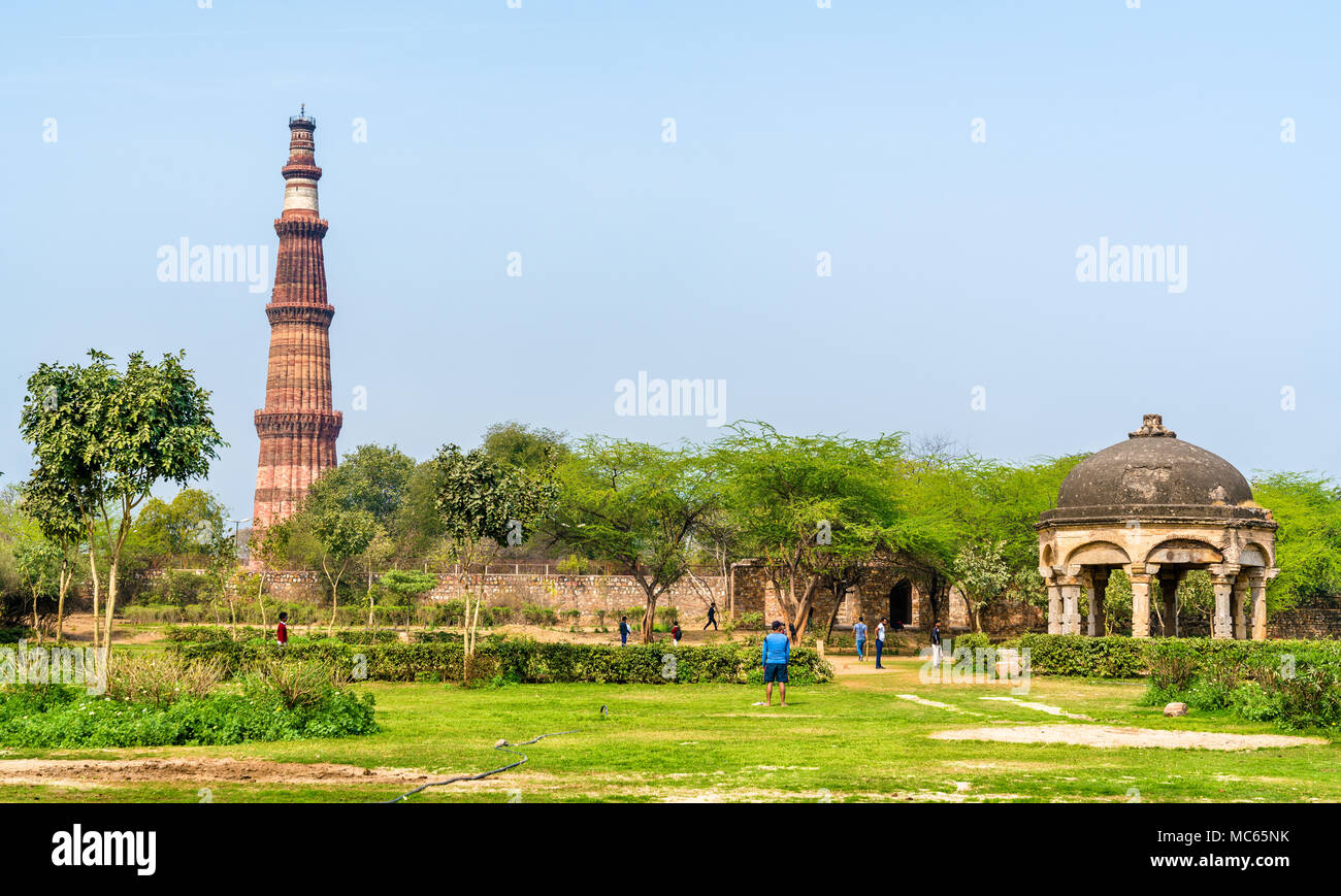 Qutb Minar e Chhatri al Quli Khan tomba. Delhi è la capitale dell'India Foto Stock