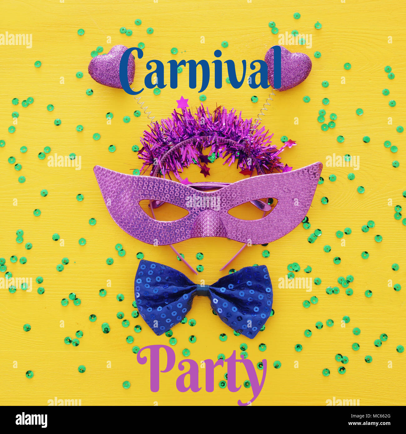 Top visualizza immagine di mascherarsi maschera veneziana sfondo. Lay piatto Foto Stock