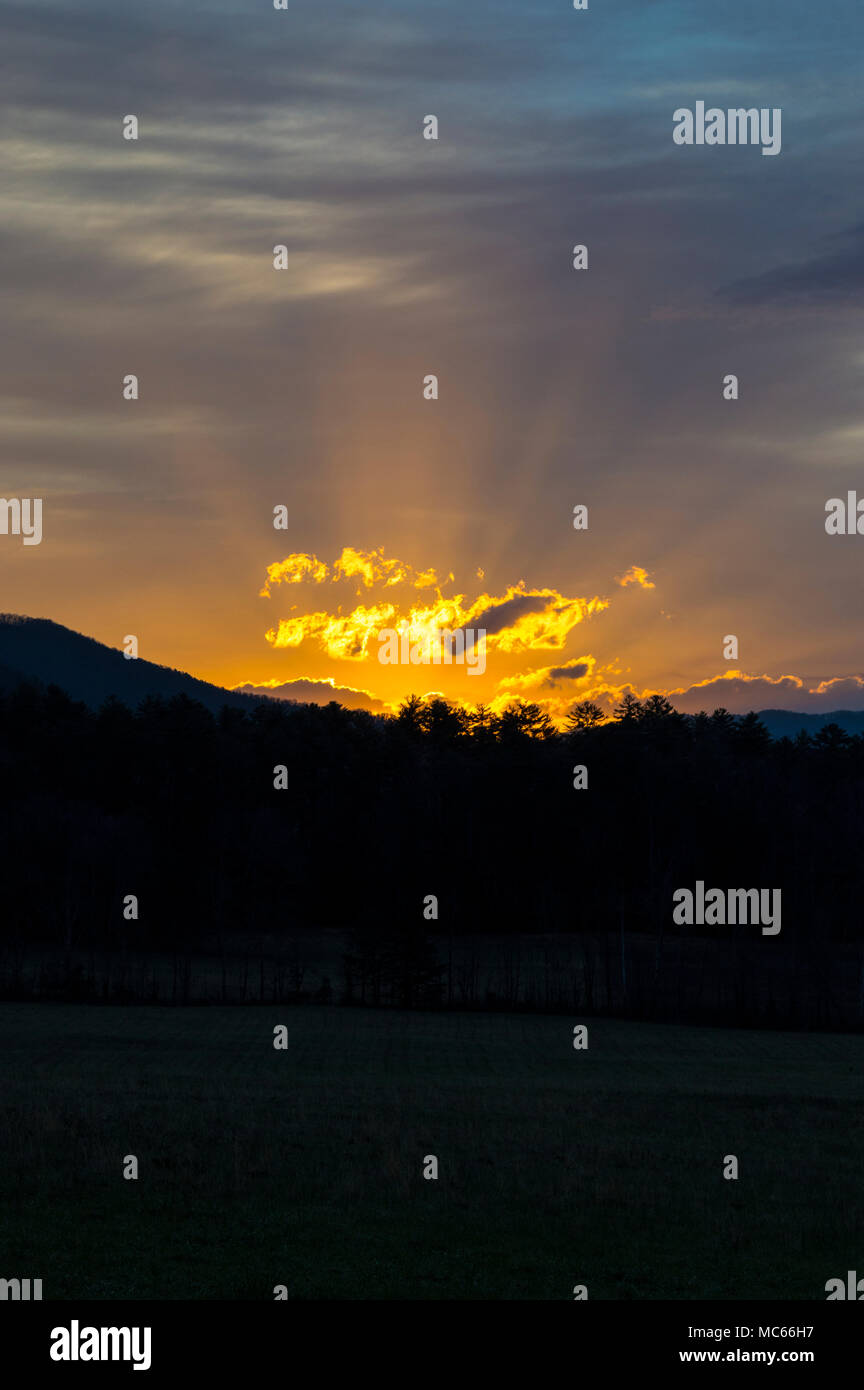 Colpo verticale di un Smoky Mountains Sunrise Foto Stock