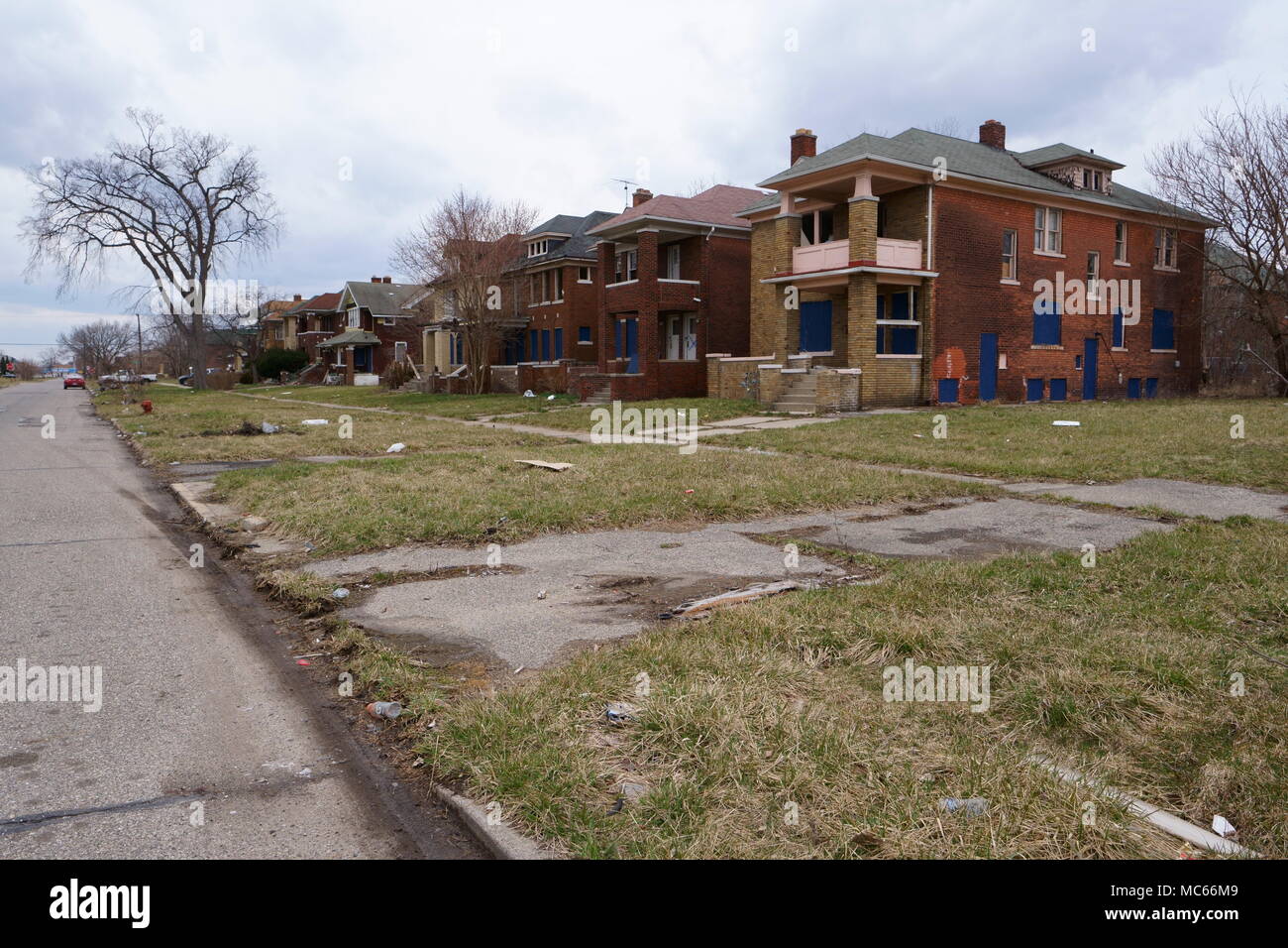 Case abbandonate in un vuoto di strada deserta di Detroit. Foto Stock
