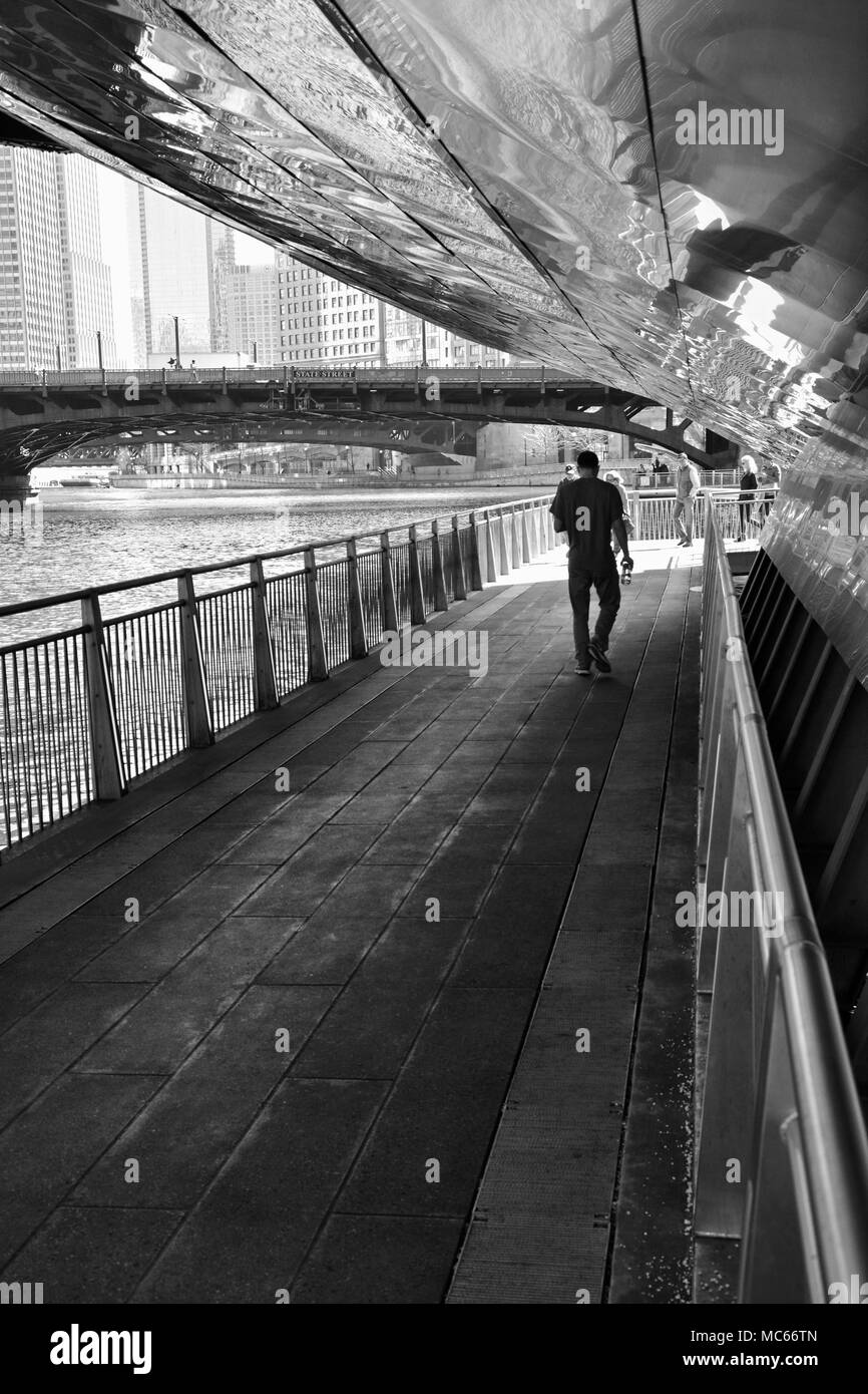 Sotto il Dearborn Street Bridge lungo la passeggiata lungofiume di Chicago e. Foto Stock