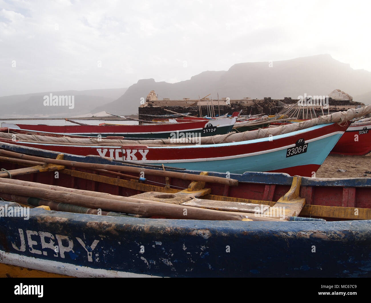 In legno artigianali di barche da pesca in Sao Vicente, una delle isole di Capo Verde Foto Stock