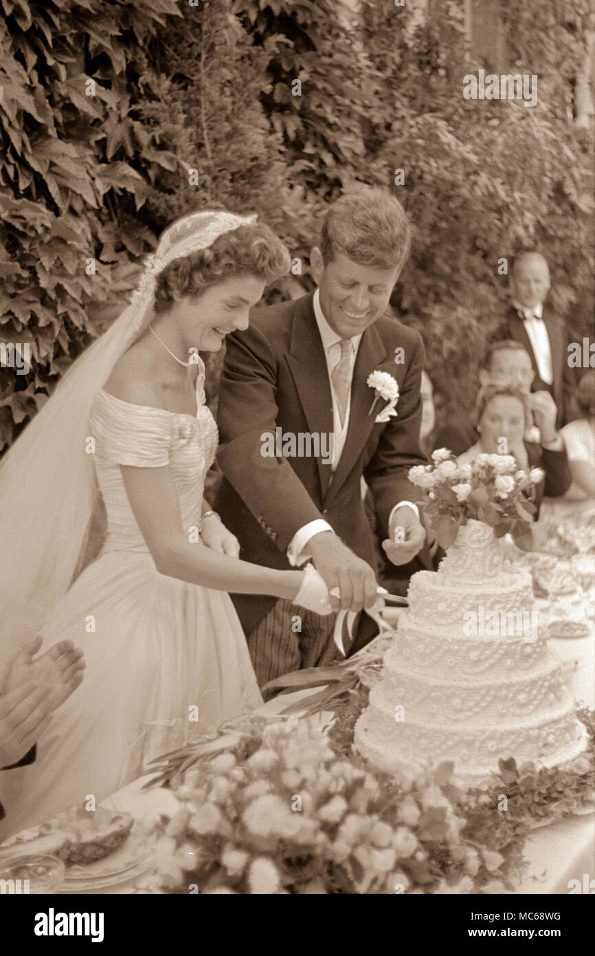 Jackie Bouvier Kennedy e John F. Kennedy, in abiti da cerimonia il giorno delle nozze a Newport, RI, Settembre 12, 1953 Foto Stock