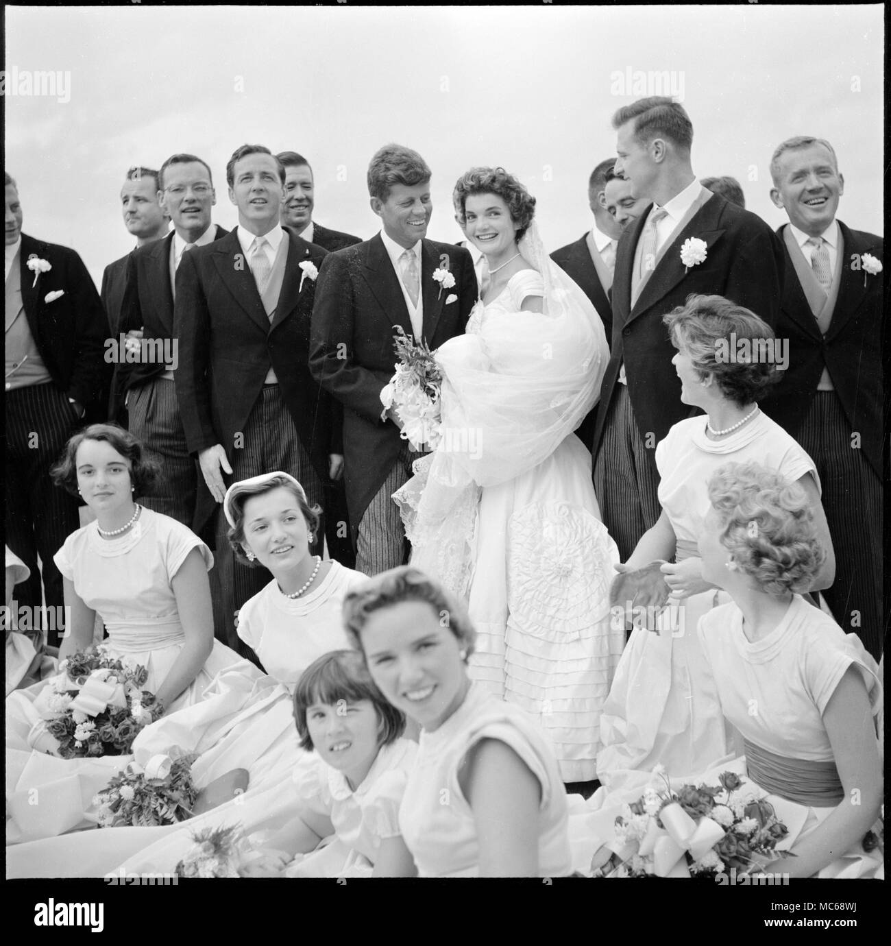 Jackie Bouvier Kennedy e John F. Kennedy, in abiti da cerimonia, con membri della loro festa di nozze - Settembre 12, 1953 Foto Stock