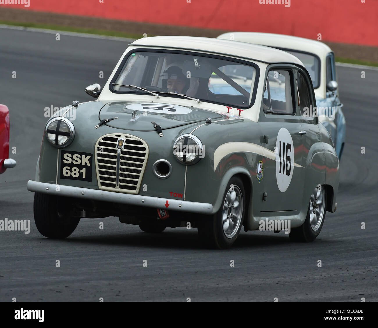 Silverstone, Towcester, Northamptonshire, Inghilterra, domenica 1 aprile 2018. Ivan Dutton, Austin A30 Accademia, in HRDC Coys Trophy evento tenutosi sul T Foto Stock