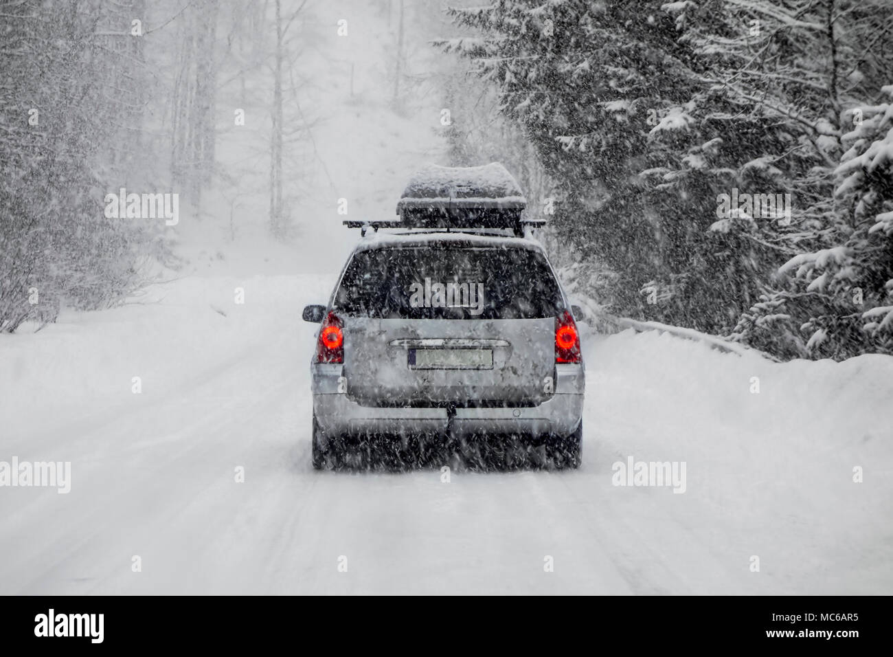 Guida auto durante l'inverno la neve presa attraverso un parabrezza coperta con i fiocchi di neve. Foto Stock