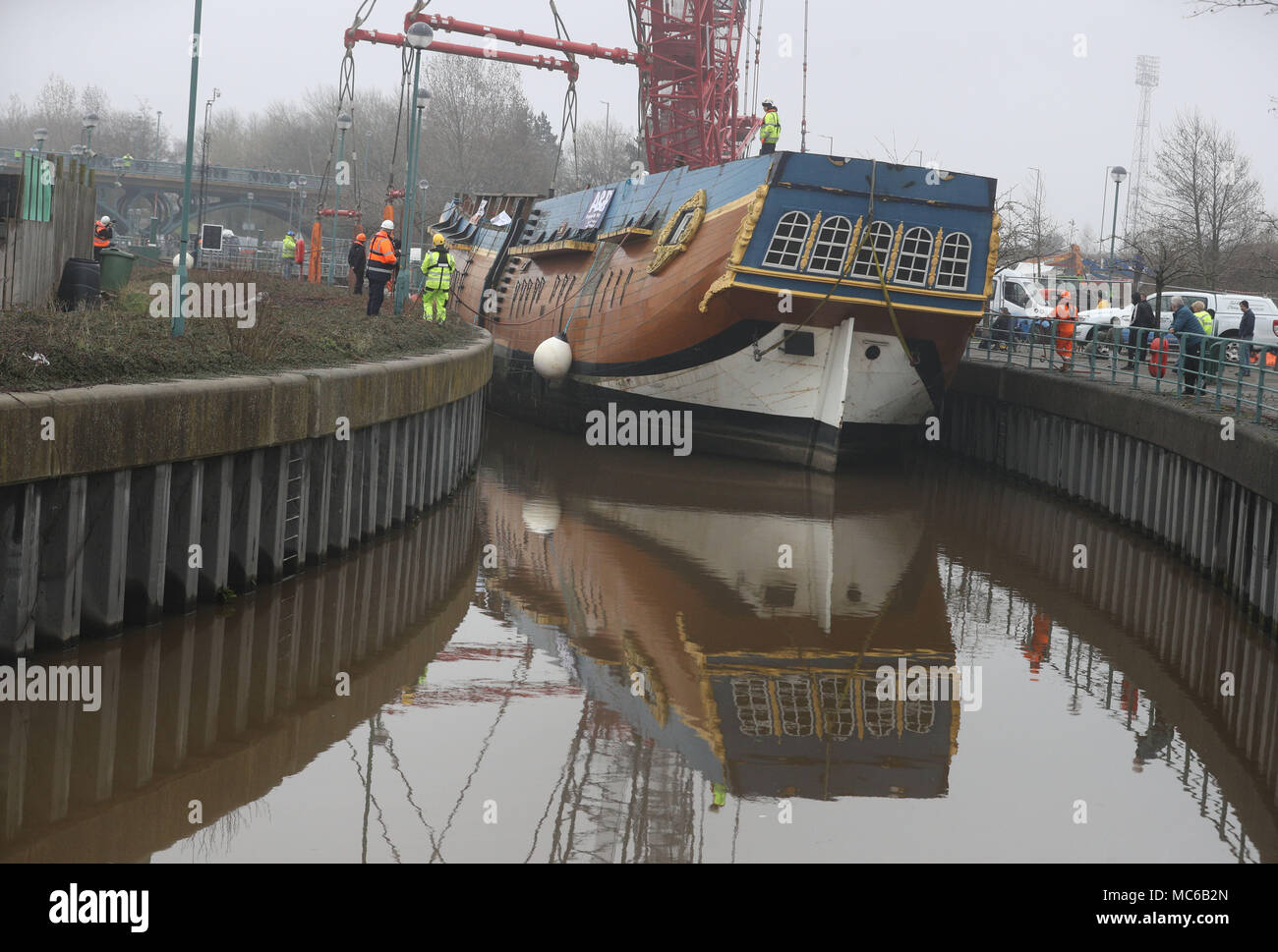 Una scala piena di repliche di HM corteccia adopera prima di essere sollevata oltre la Tees Barrage en route da Stockton a un bacino di carenaggio in Middlesbrough per 6 settimana riattaccare. Foto Stock