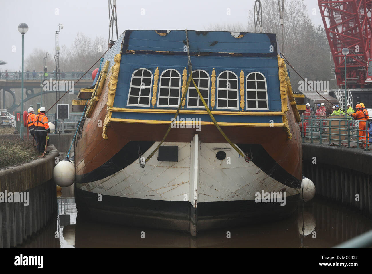 Una scala piena di repliche di HM corteccia adopera prima di essere sollevata oltre la Tees Barrage en route da Stockton a un bacino di carenaggio in Middlesbrough per 6 settimana riattaccare. Foto Stock