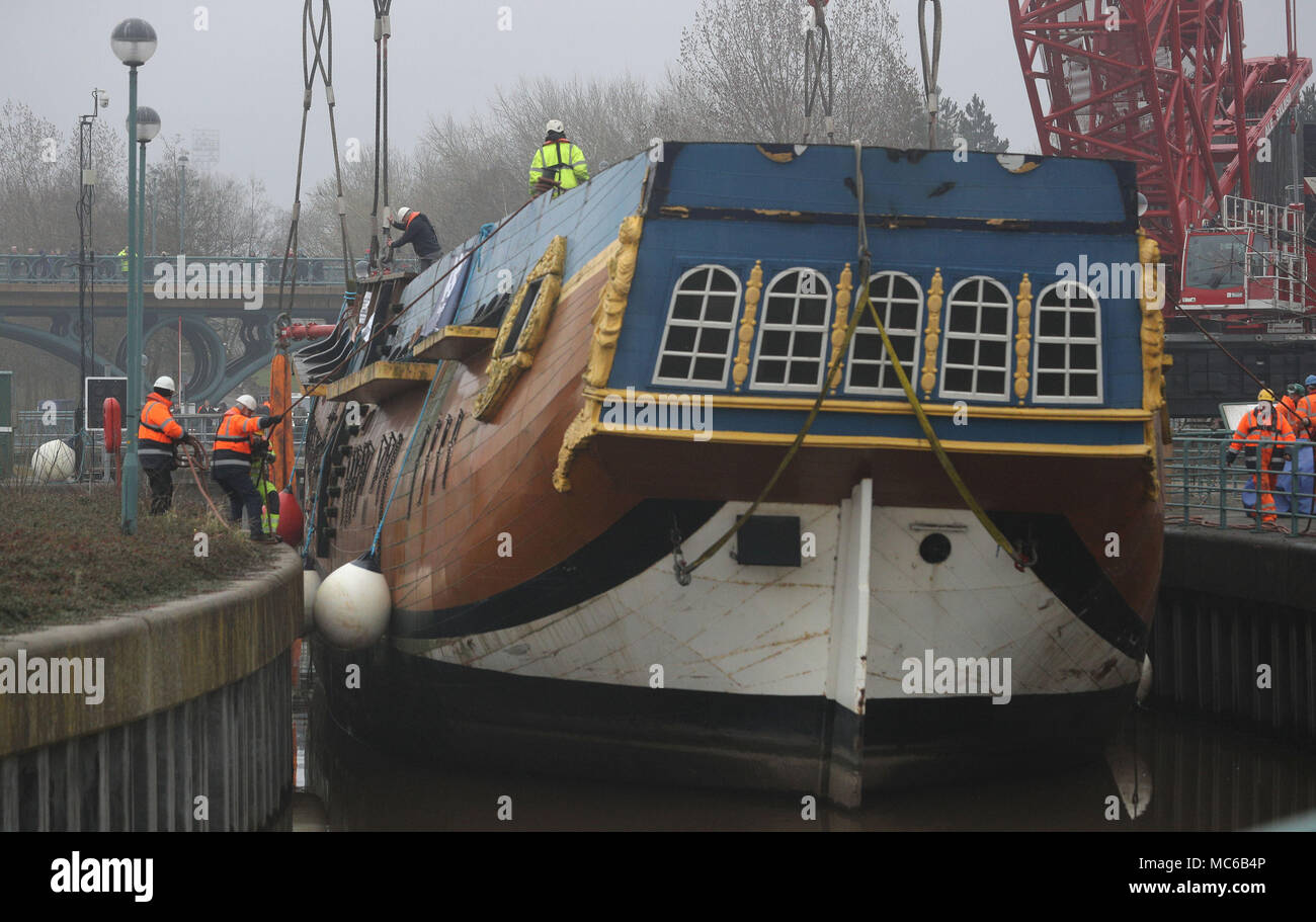 Una scala piena di repliche di HM corteccia adopera prima di essere sollevata oltre la Tees Barrage en route da Stockton a un bacino di carenaggio in Middlesbrough per 6 settimana riattaccare. Foto Stock