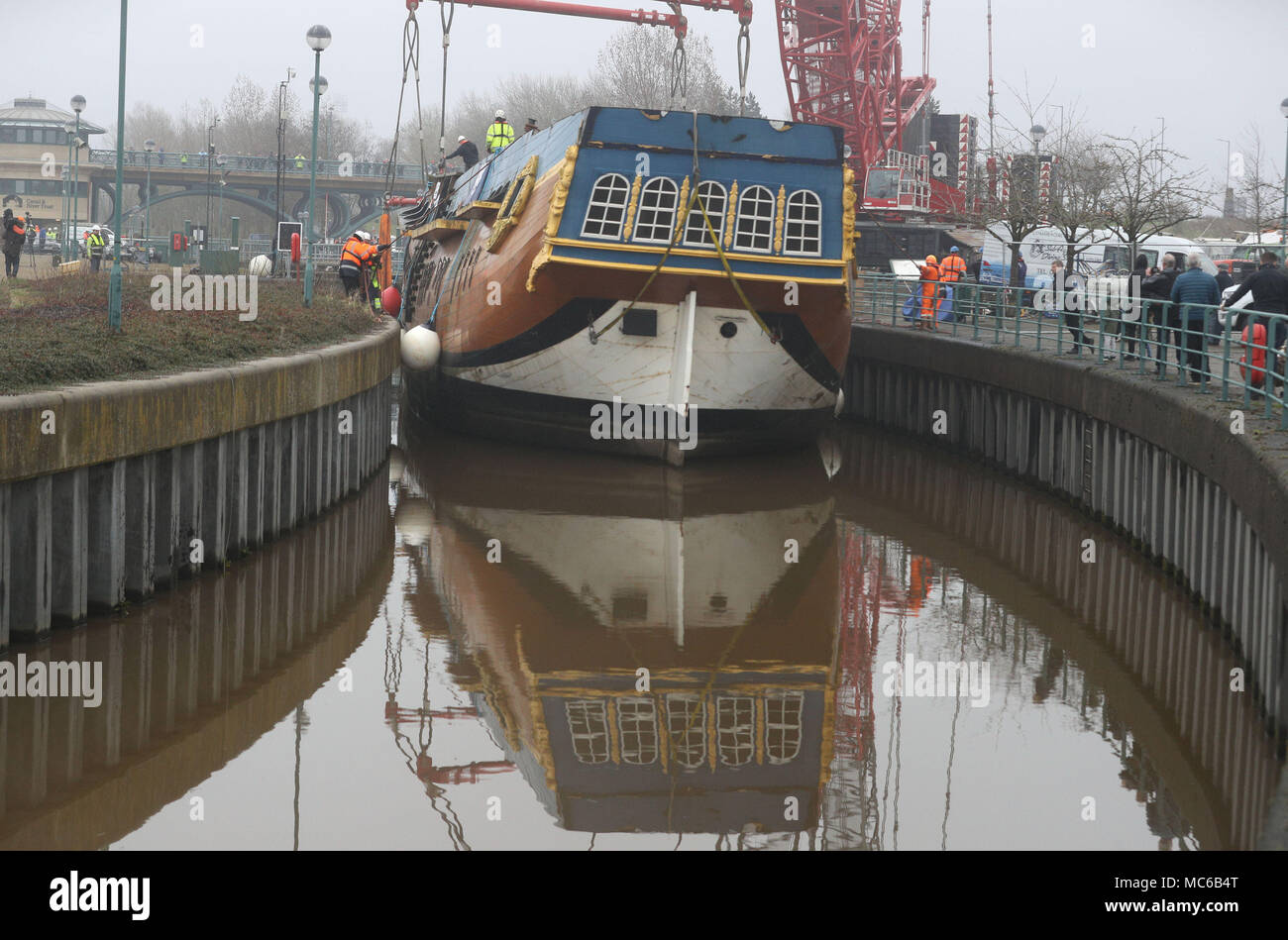 Una scala piena di repliche di HM corteccia adopera prima di essere sollevata oltre la Tees Barrage en route da Stockton a un bacino di carenaggio in Middlesbrough per 6 settimana riattaccare. Foto Stock