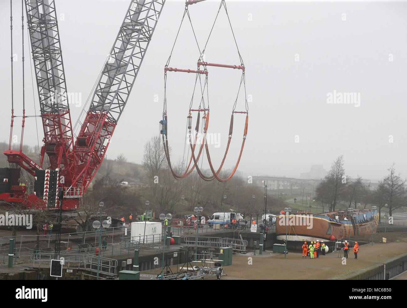 Una scala piena di repliche di HM corteccia adopera prima di essere sollevata oltre la Tees Barrage en route da Stockton a un bacino di carenaggio in Middlesbrough per 6 settimana riattaccare. Foto Stock