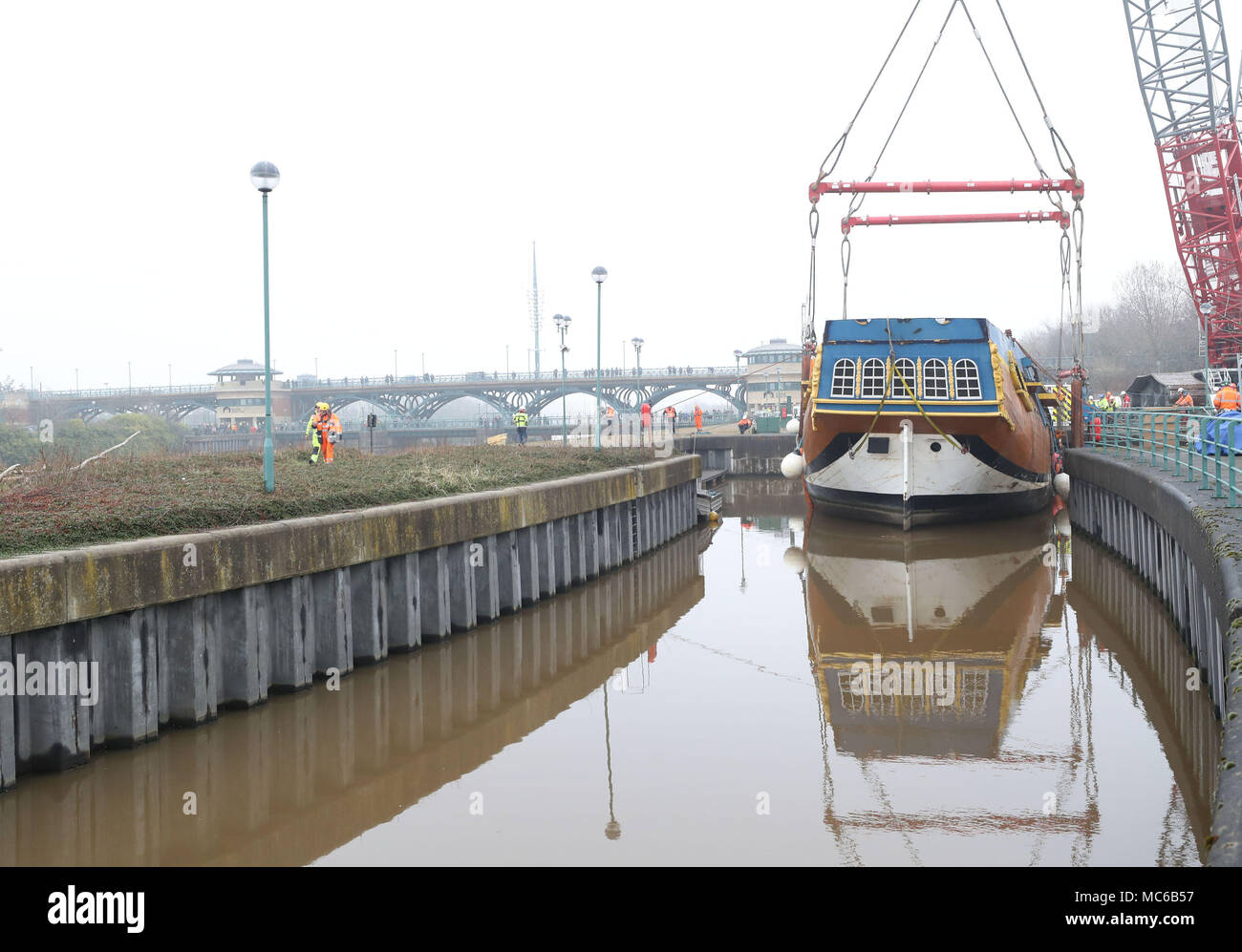 Una scala piena di repliche di HM corteccia adopera prima di essere sollevata oltre la Tees Barrage en route da Stockton a un bacino di carenaggio in Middlesbrough per 6 settimana riattaccare. Foto Stock