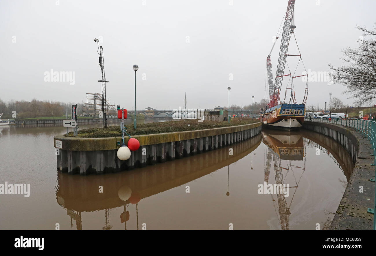 Una scala piena di repliche di HM corteccia adopera prima di essere sollevata oltre la Tees Barrage en route da Stockton a un bacino di carenaggio in Middlesbrough per 6 settimana riattaccare. Foto Stock