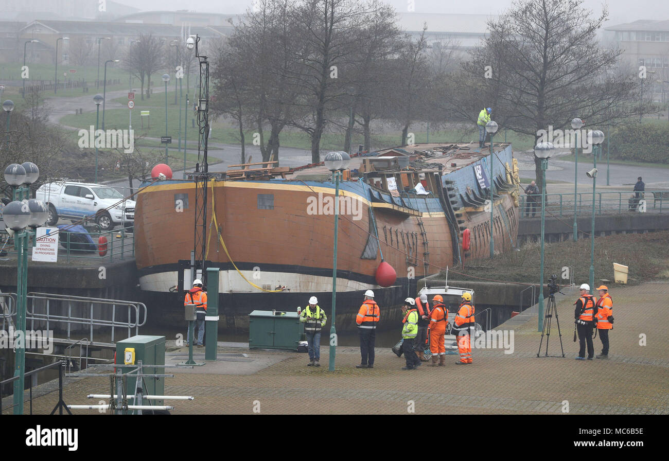 Una scala piena di repliche di HM corteccia adopera prima di essere sollevata oltre la Tees Barrage en route da Stockton a un bacino di carenaggio in Middlesbrough per 6 settimana riattaccare. Foto Stock