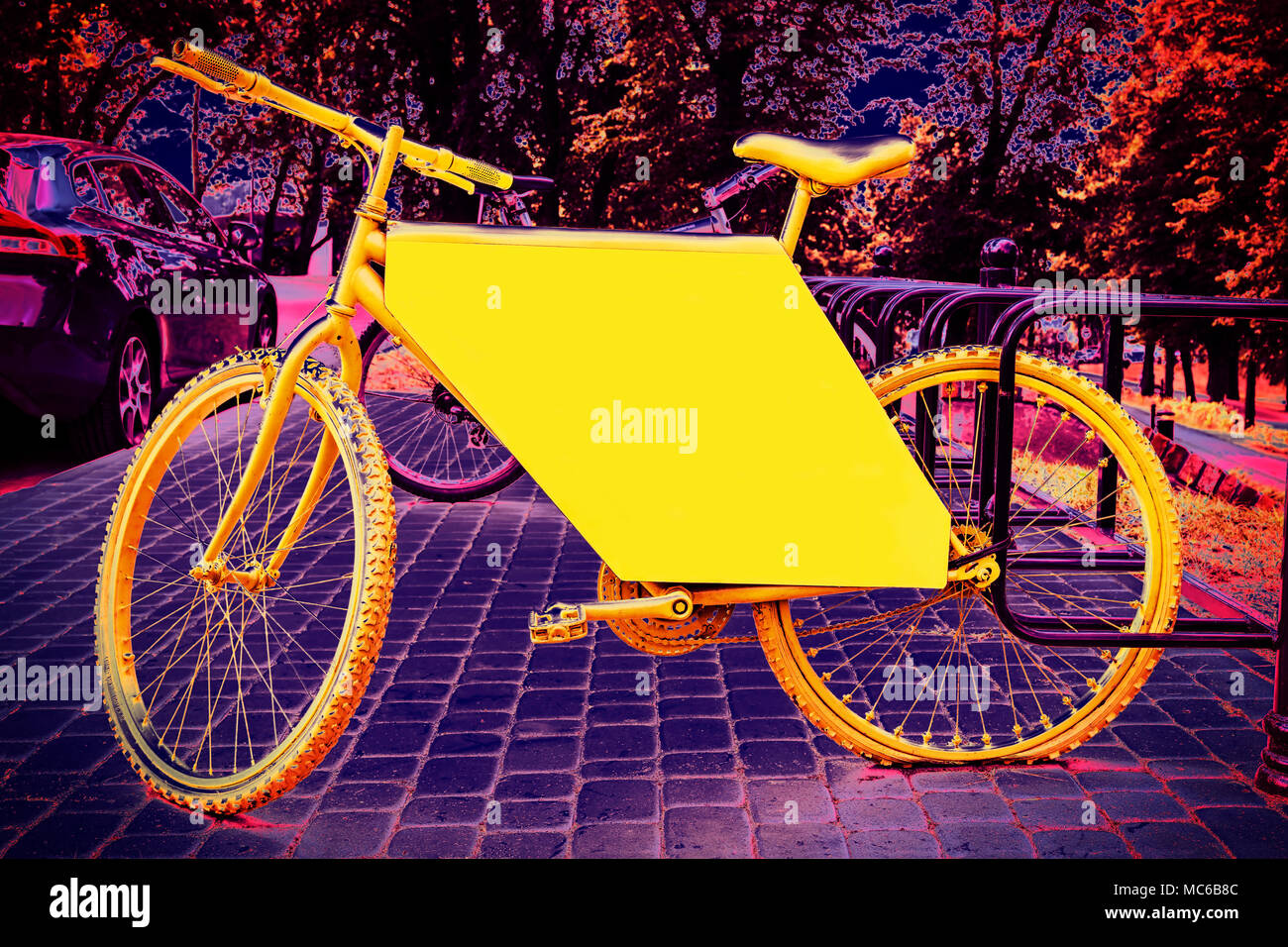 Giallo bicicletta permanente sulla strada utilizzata come intestazione per la pubblicità. Decolorato. Spazio per il testo. Foto Stock