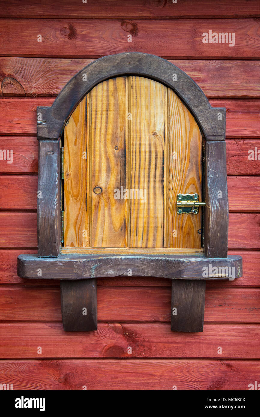 Close-up di una barca arrugginita finestra contro uno sfondo di legno. Foto Stock
