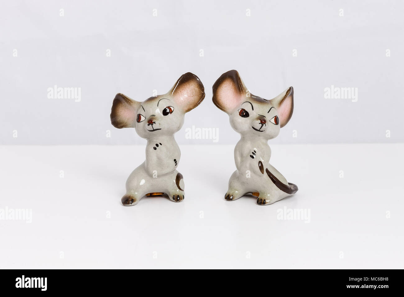 Due simpatici topi ceramica Saliera e pepaiola impostato Foto Stock