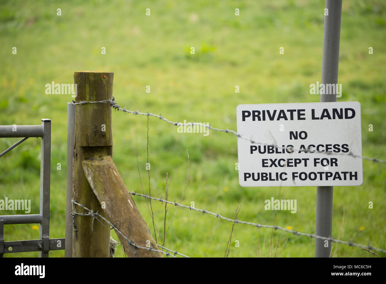 Segno che indica un sentiero e terreno privato intorno ad esso, a nord di Dorset Regno Unito Inghilterra Foto Stock