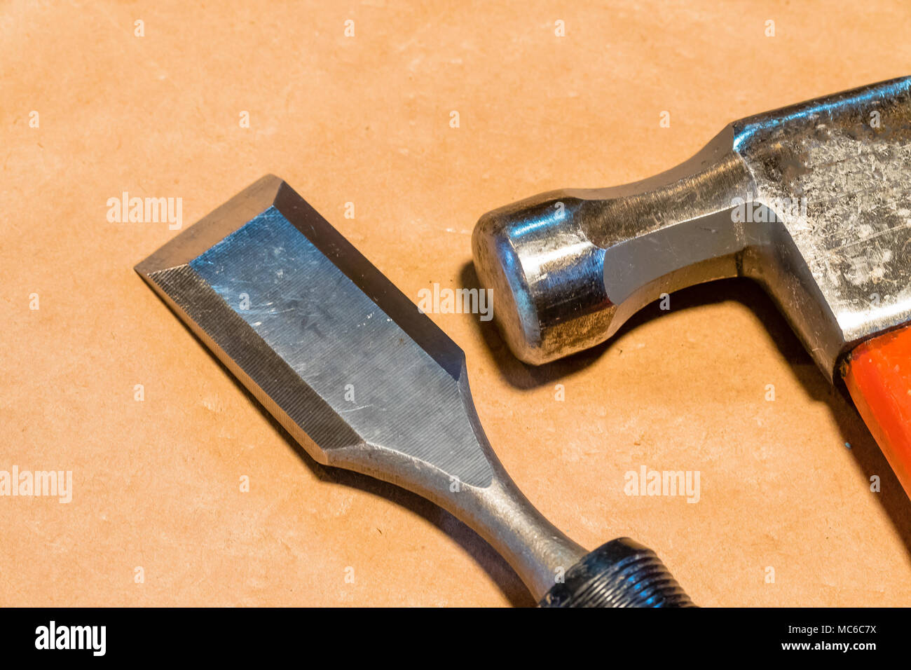 Uno scalpello e un martello sul banco di lavoro Foto Stock