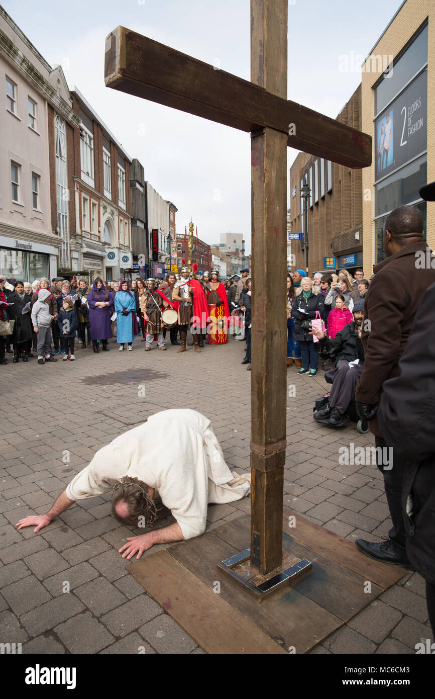 L annuale Venerdì Santo a Piedi della testimonianza che si svolgono in Walsall Town Center. Gli attori hanno il ruolo di raccontare la storia della morte di Gesù. Foto Stock