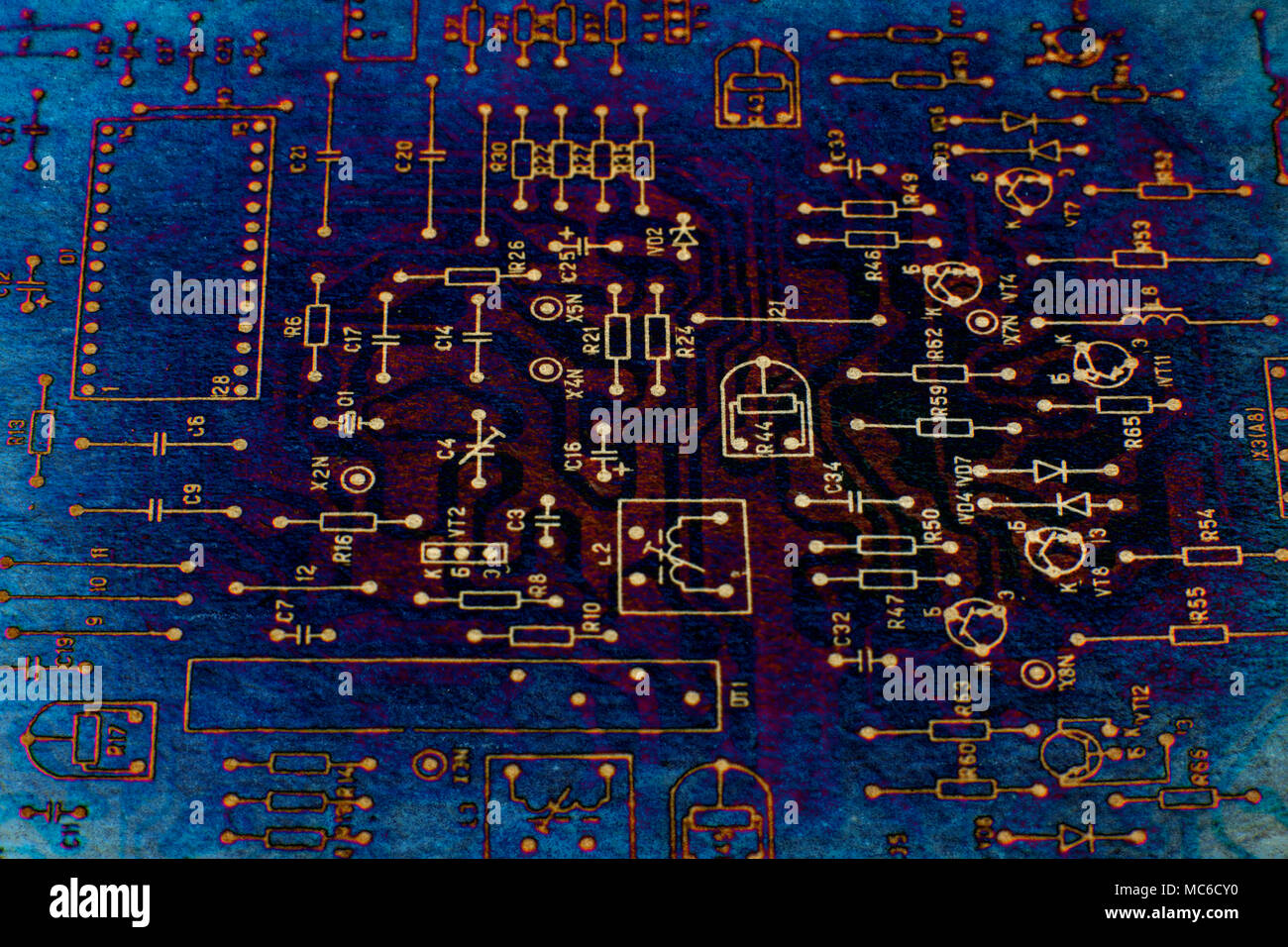 Abstract tech basato sull'elettronica diagramma schematico della televisione retrò. Makro. Grunge. Foto Stock