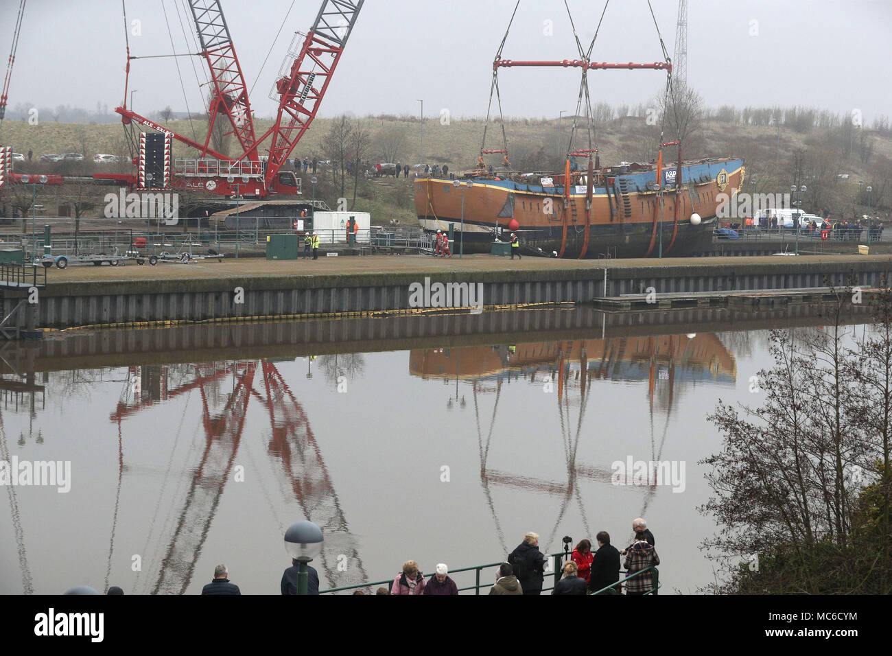 Una scala piena di repliche di HM corteccia si sforzano di essere sollevata oltre la Tees Barrage en route da Stockton a un bacino di carenaggio in Middlesbrough per 6 settimana riattaccare. Foto Stock