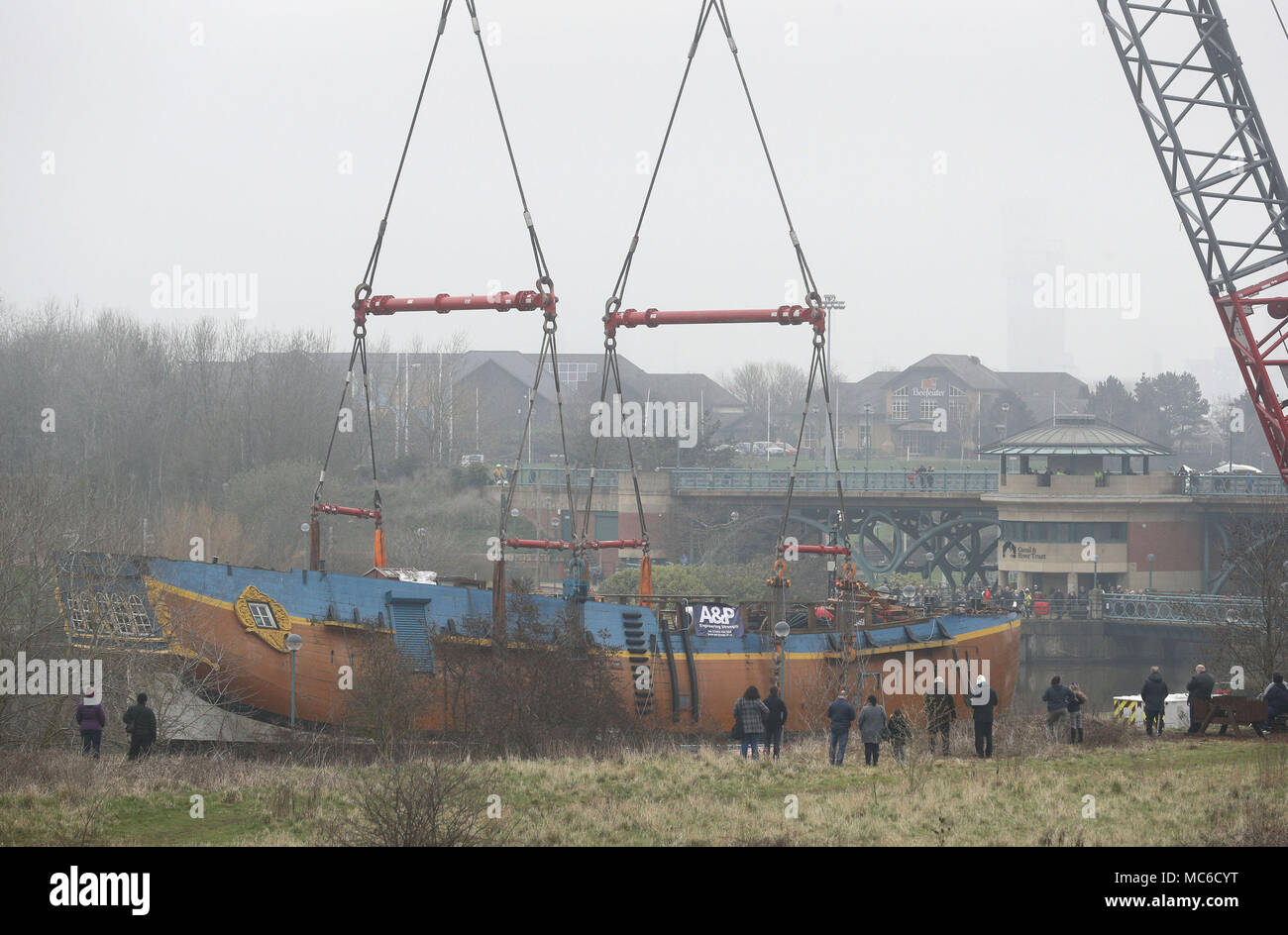 Una scala piena di repliche di HM corteccia si sforzano di essere sollevata oltre la Tees Barrage en route da Stockton a un bacino di carenaggio in Middlesbrough per 6 settimana riattaccare. Foto Stock