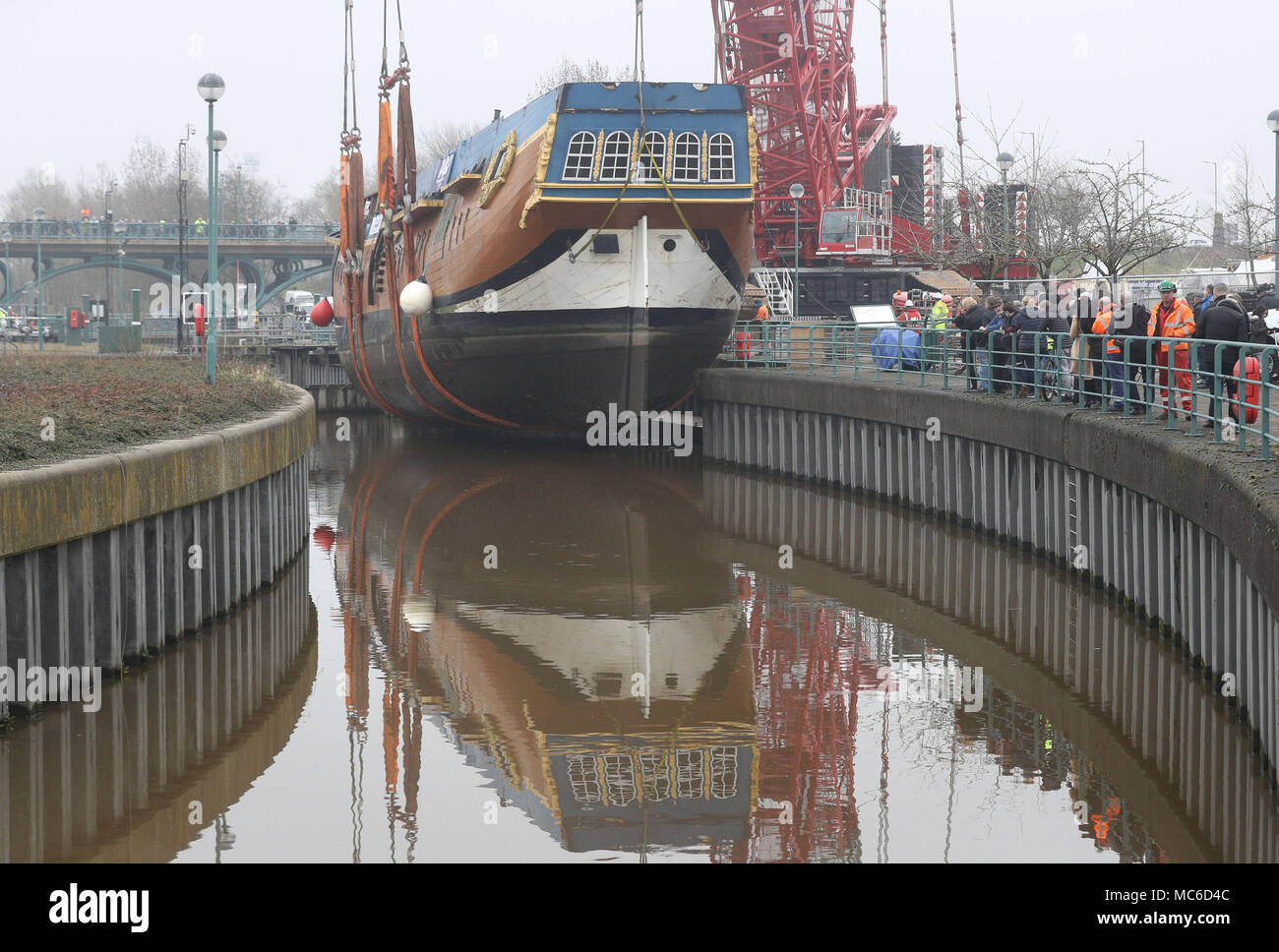 Una scala piena di repliche di HM corteccia si sforzano di essere sollevata oltre la Tees Barrage en route da Stockton a un bacino di carenaggio in Middlesbrough per 6 settimana riattaccare. Foto Stock