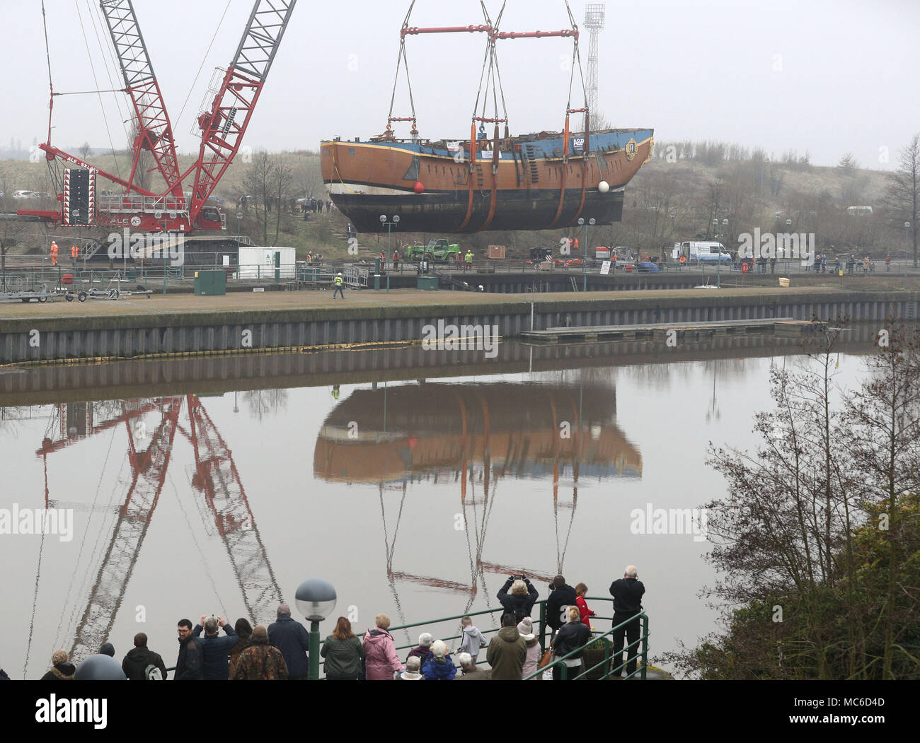 Una scala piena di repliche di HM corteccia si sforzano di essere sollevata oltre la Tees Barrage en route da Stockton a un bacino di carenaggio in Middlesbrough per 6 settimana riattaccare. Foto Stock
