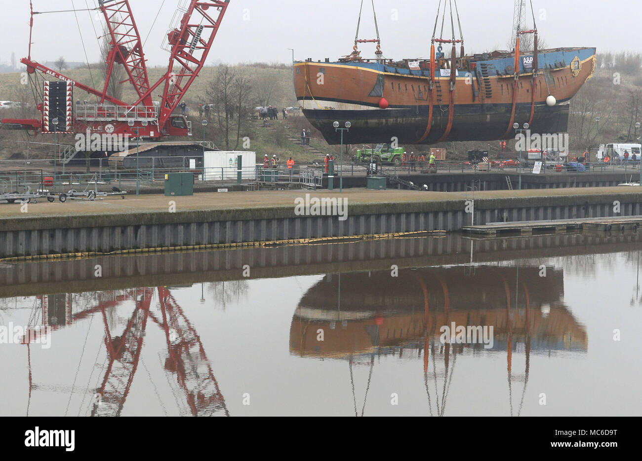 Una scala piena di repliche di HM corteccia si sforzano di essere sollevata oltre la Tees Barrage en route da Stockton a un bacino di carenaggio in Middlesbrough per 6 settimana riattaccare. Foto Stock