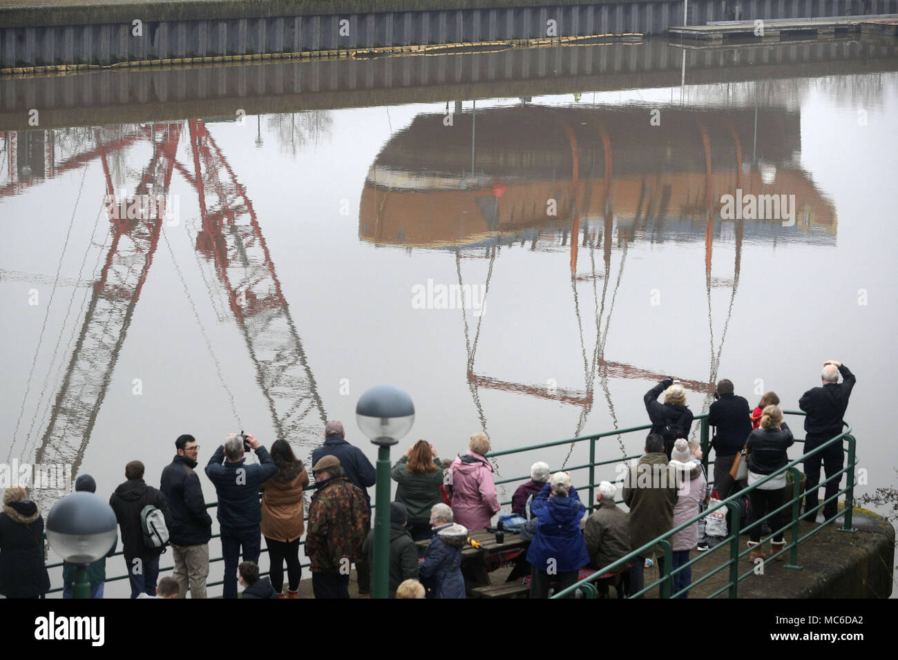 Una scala piena di repliche di HM corteccia si sforzano di essere sollevata oltre la Tees Barrage en route da Stockton a un bacino di carenaggio in Middlesbrough per 6 settimana riattaccare. Foto Stock