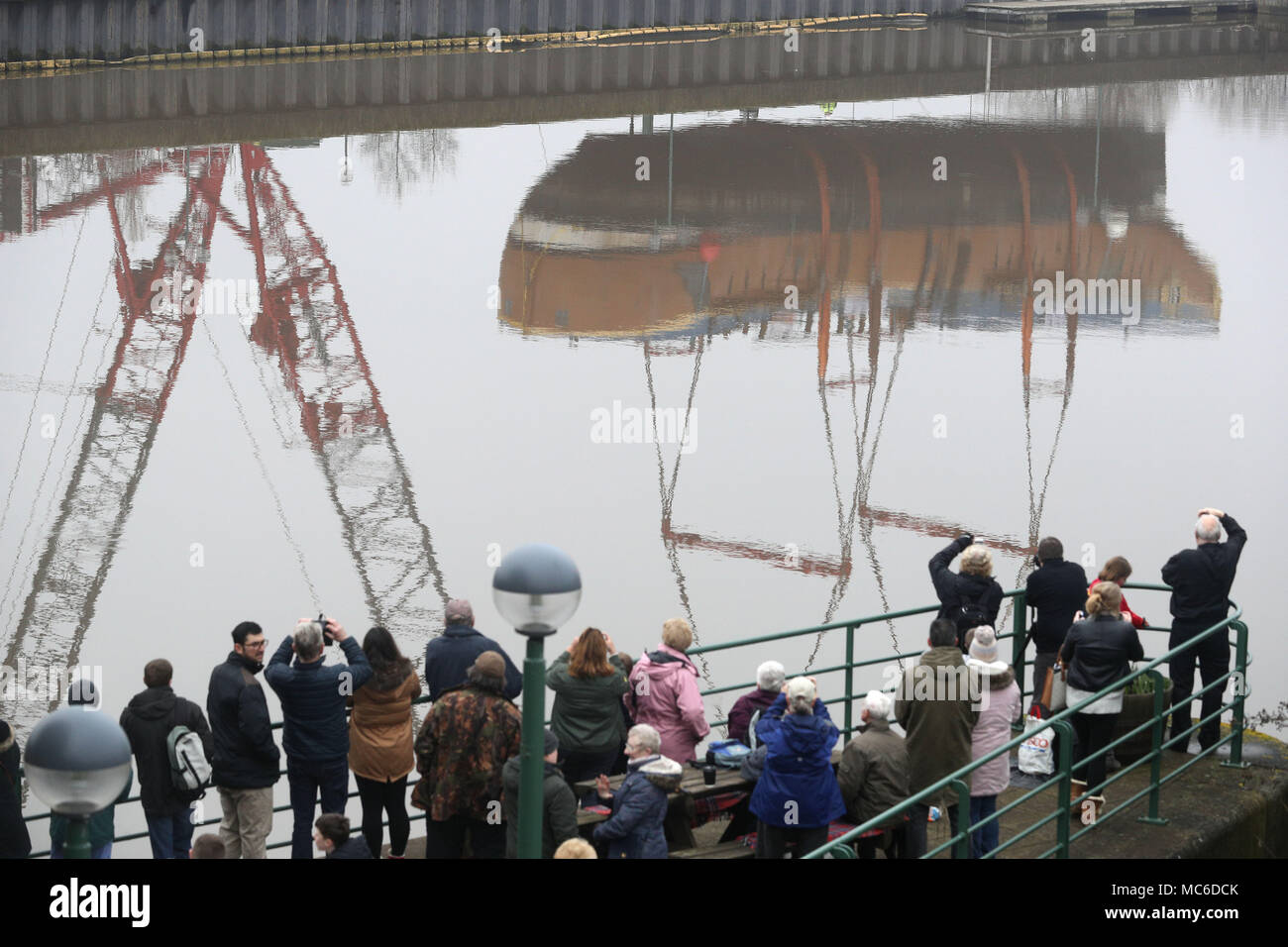 Una scala piena di repliche di HM corteccia si sforzano di essere sollevata oltre la Tees Barrage en route da Stockton a un bacino di carenaggio in Middlesbrough per 6 settimana riattaccare. Foto Stock