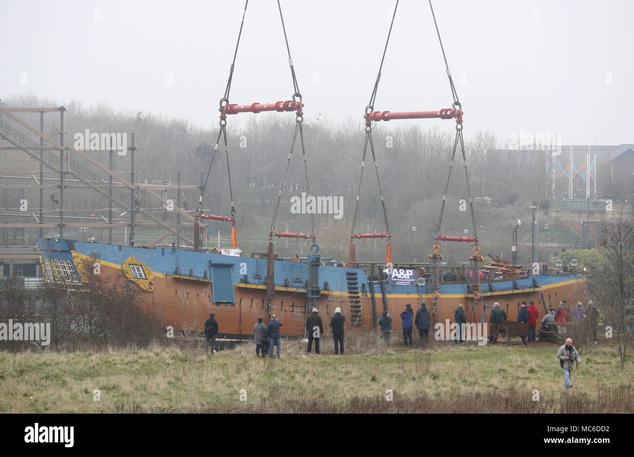 Una scala piena di repliche di HM corteccia si sforzano di essere sollevata oltre la Tees Barrage en route da Stockton a un bacino di carenaggio in Middlesbrough per 6 settimana riattaccare. Foto Stock