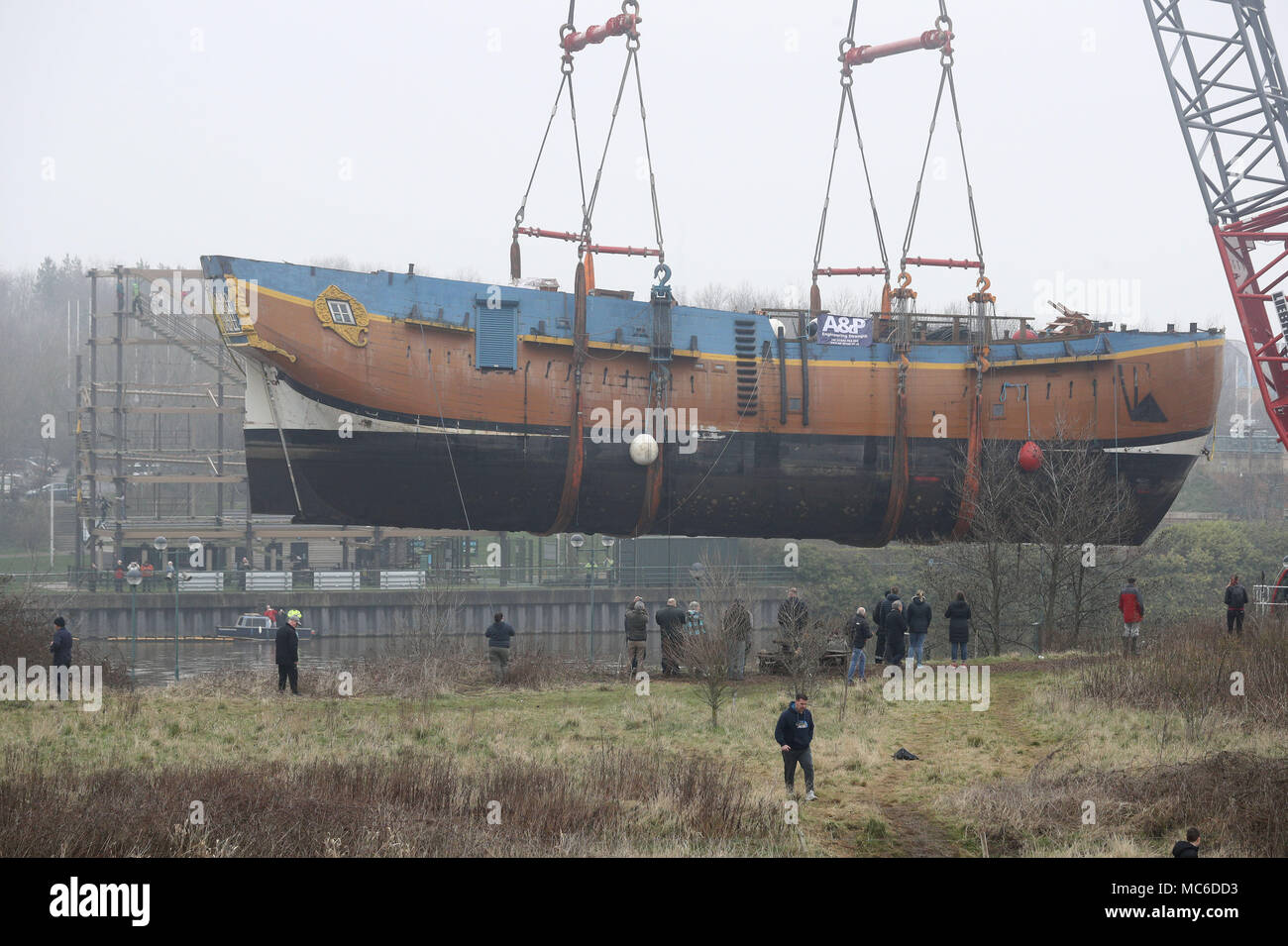 Una scala piena di repliche di HM corteccia si sforzano di essere sollevata oltre la Tees Barrage en route da Stockton a un bacino di carenaggio in Middlesbrough per 6 settimana riattaccare. Foto Stock