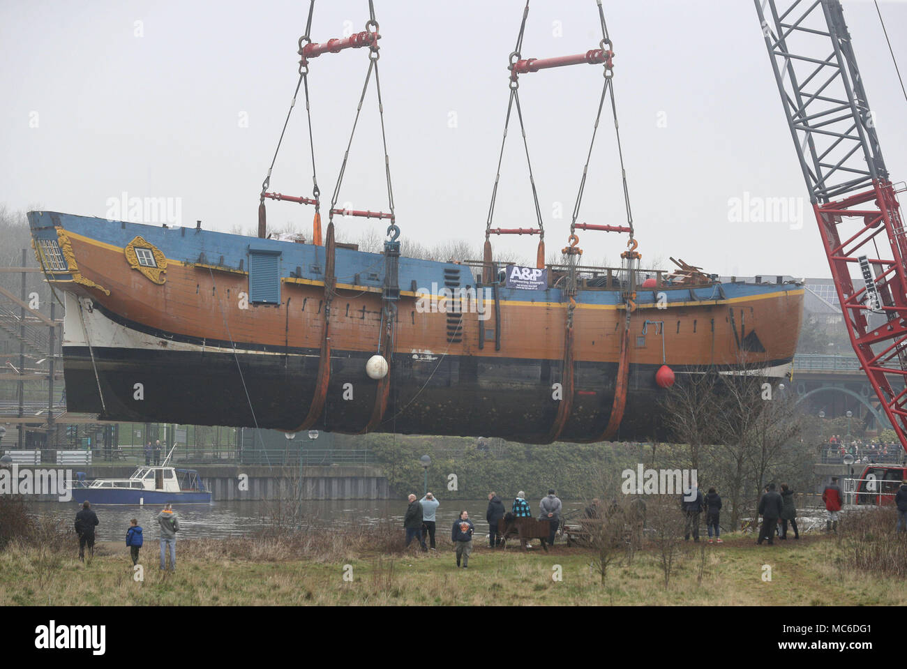 Una scala piena di repliche di HM corteccia si sforzano di essere sollevata oltre la Tees Barrage en route da Stockton a un bacino di carenaggio in Middlesbrough per 6 settimana riattaccare. Foto Stock